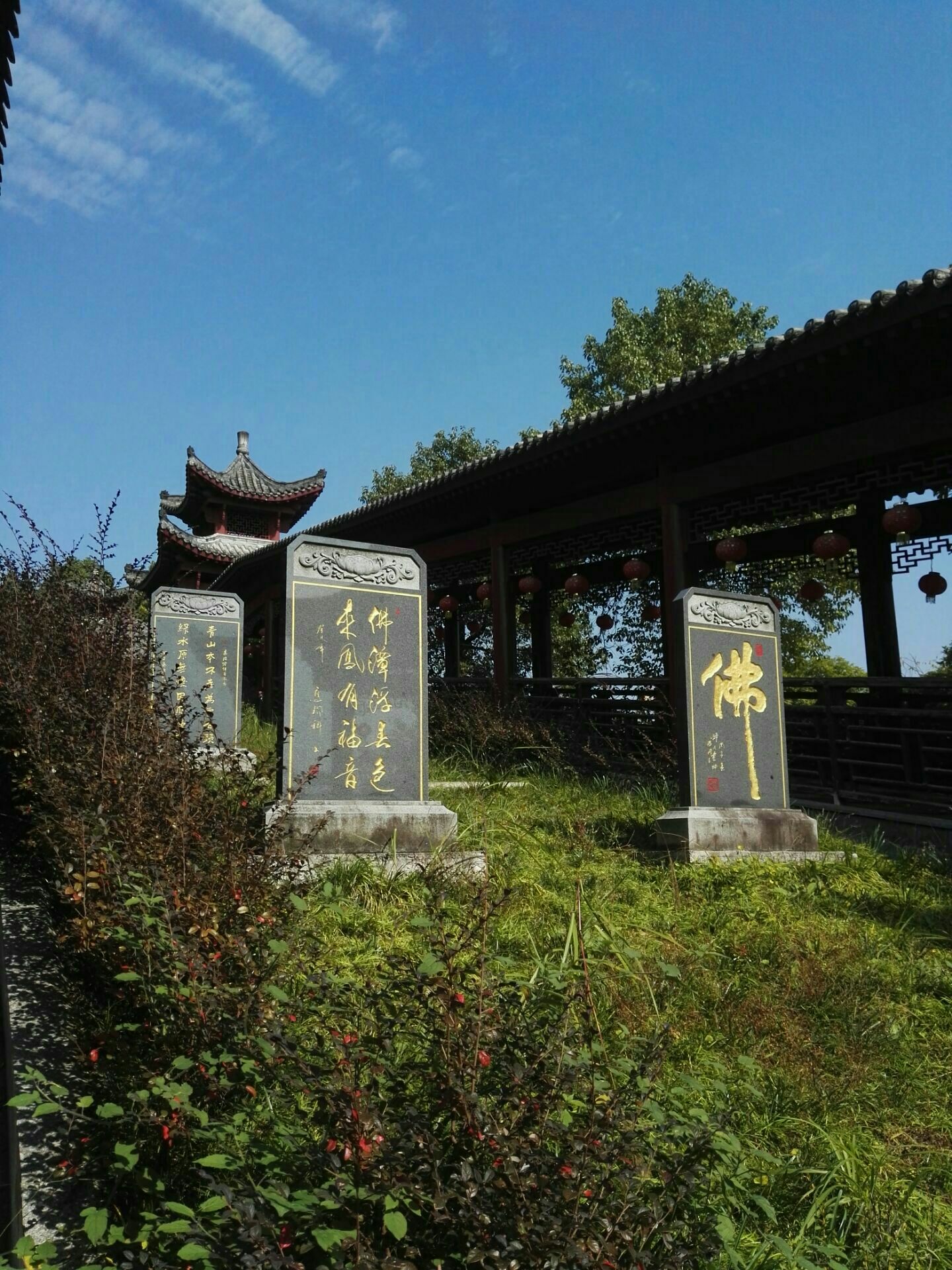 來鳳仙佛寺翰墨碑林翰墨碑林距景入口不遠是仙佛寺的一大景觀這裡收藏