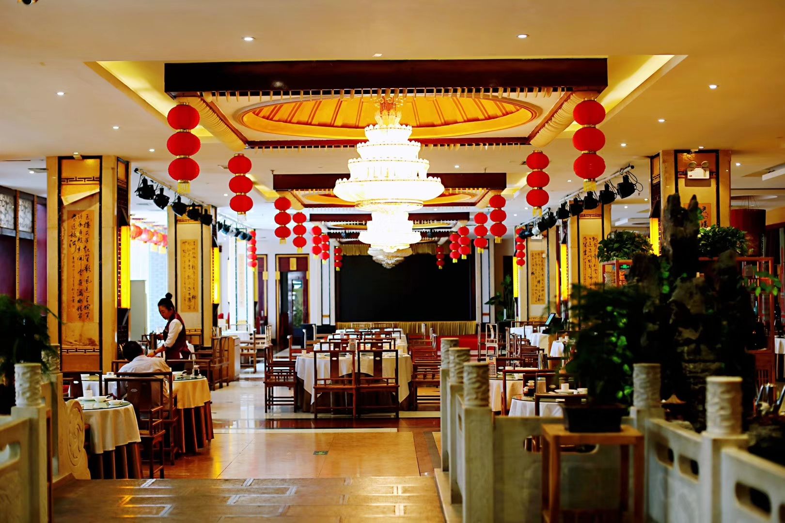 主要在包间服务很热情面坑辣椒粘上红油辣子裹在手工