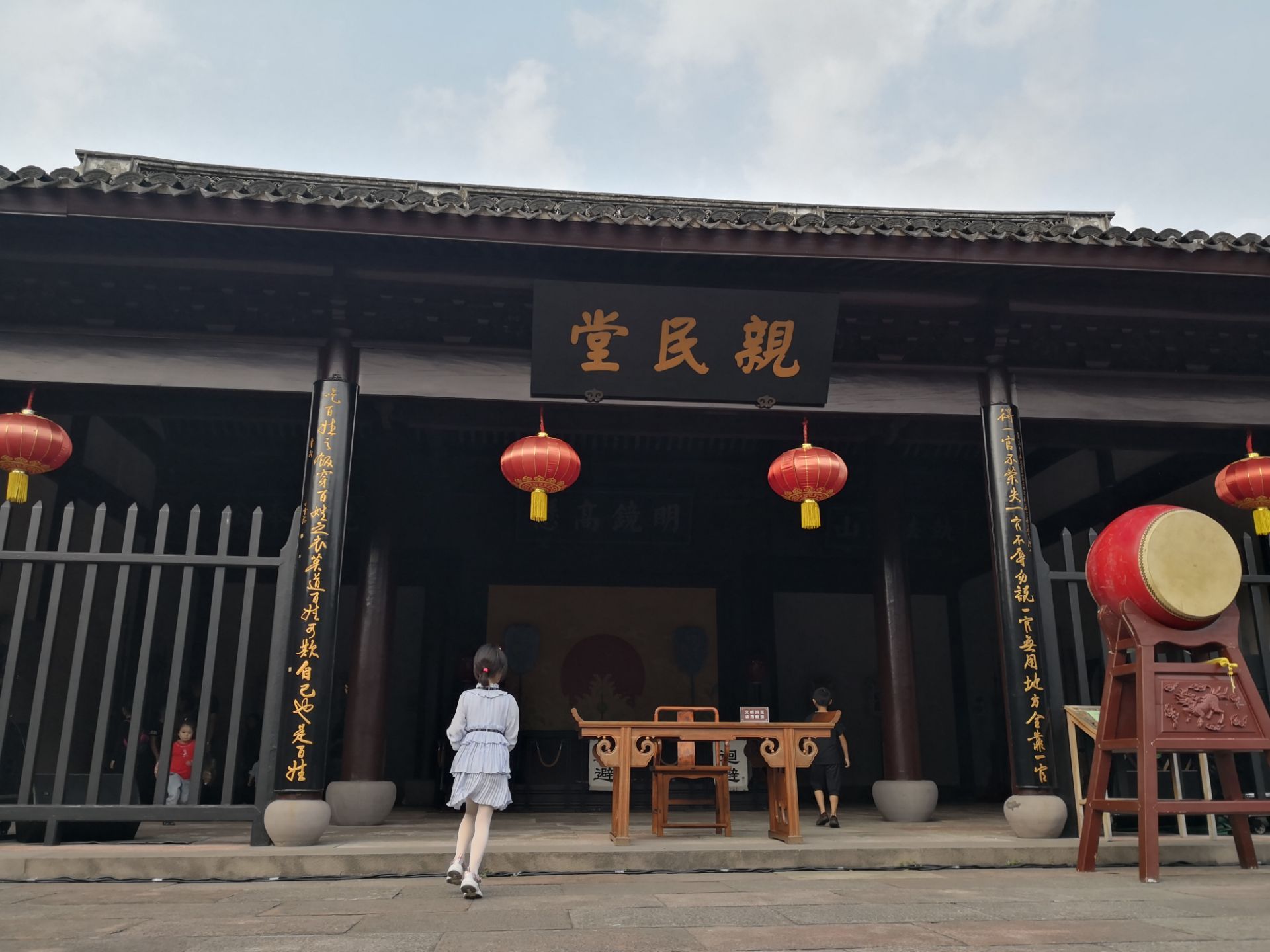 沿着解放路到底就是慈城县衙慈城县衙作为4a旅游景点是目前江南地区