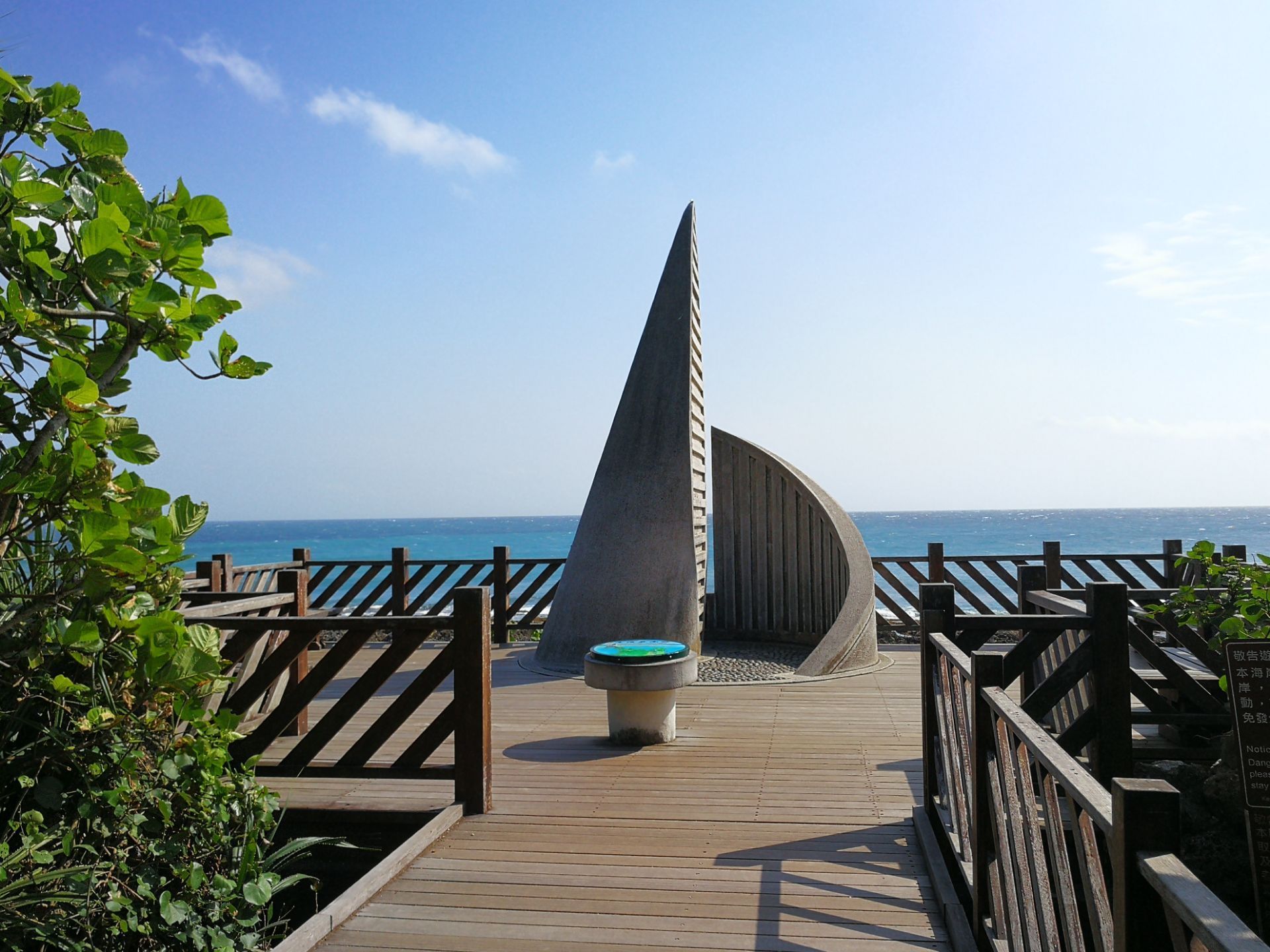 最南端观海平台是为了方便游客修建了木质观景平台位于鹅銮鼻公园东南