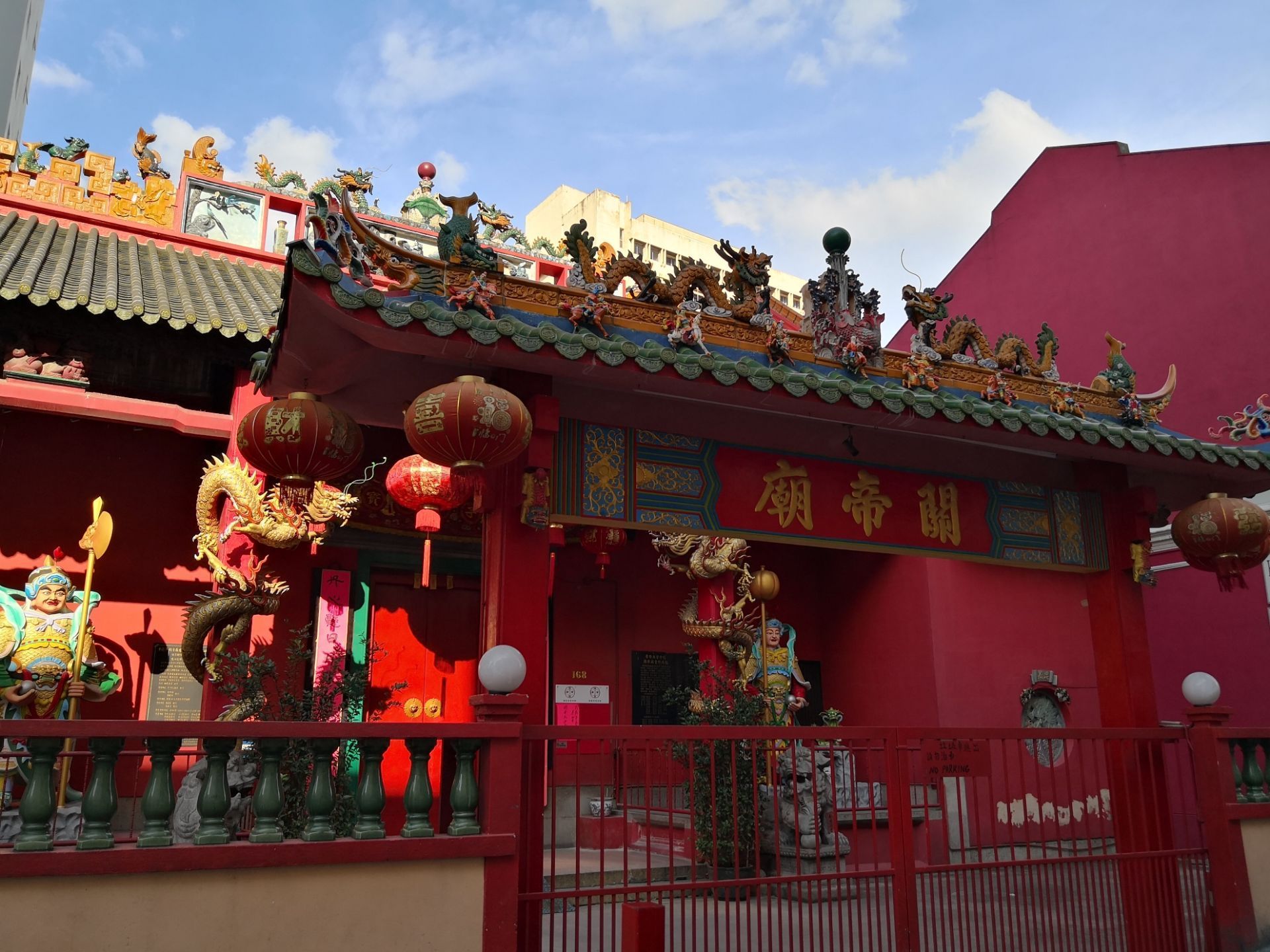 整个关帝庙以大红色为主色调非常的有中国气息绝对值得来参观一下
