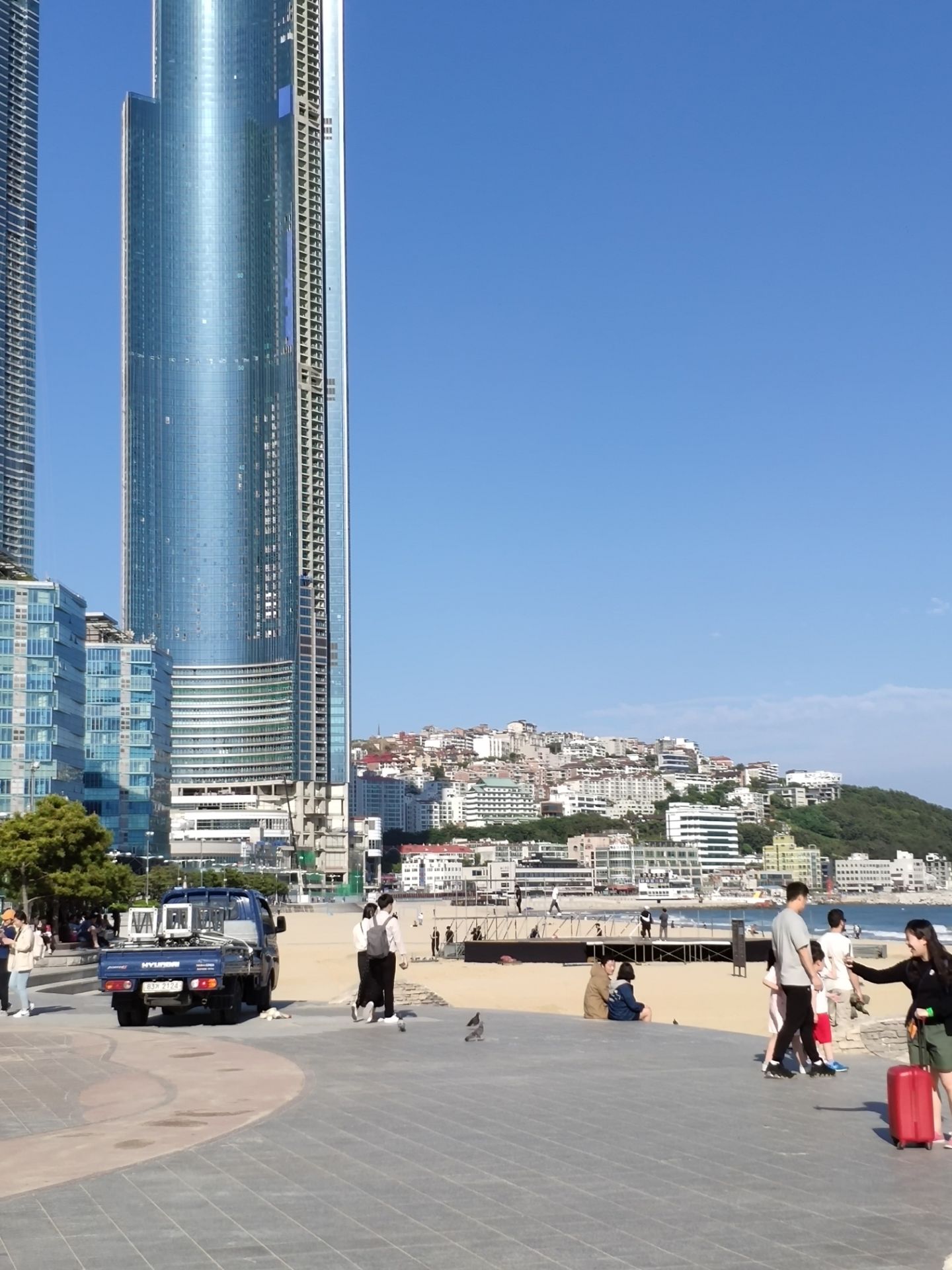 海云台相对于市区来说较远却不失其一片好风景海边小吃一应俱全活吃