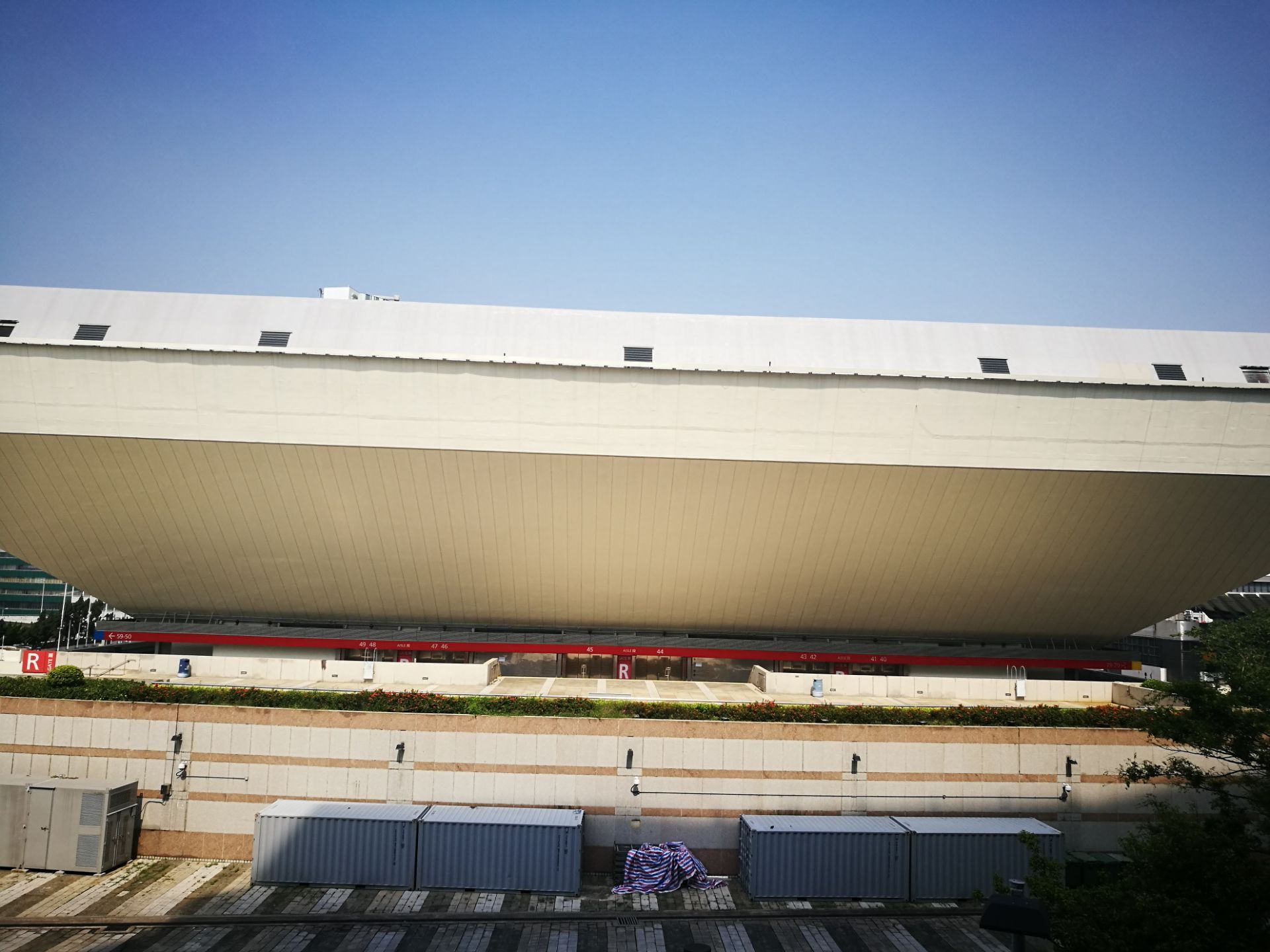 这座体育馆就是著名的红馆,香港体育馆的名气反而不如红馆高,因为这是