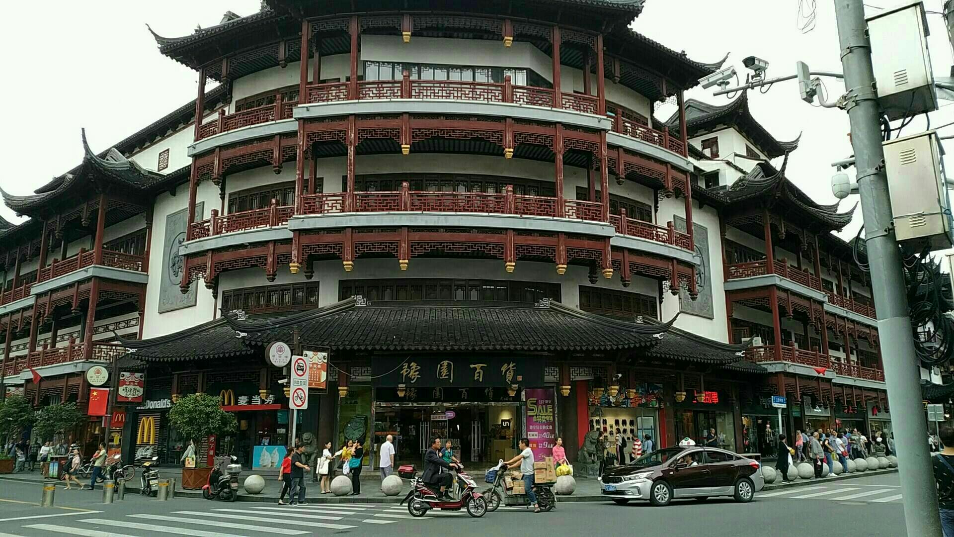 各种小吃特别多价格有点效果占地面积挺大全是一些古