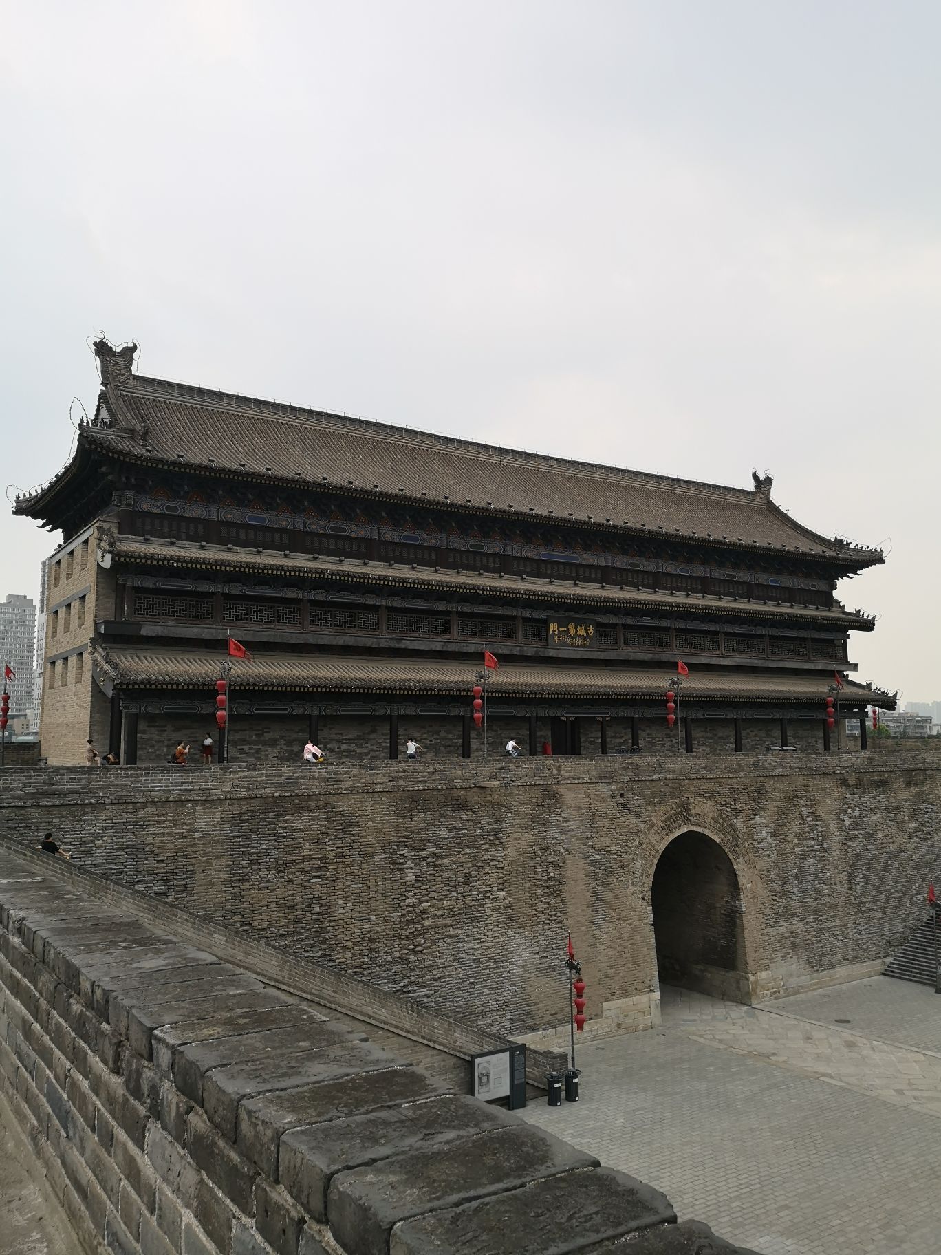 西安城墙东南西北四个城门的瓮城都很齐全都修建了高大的箭楼这些都不