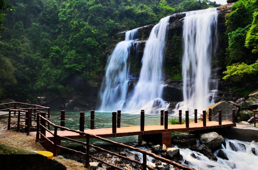 瀑布群景色还不错清明假期去的水量不算太多比几年前三八节去的时候