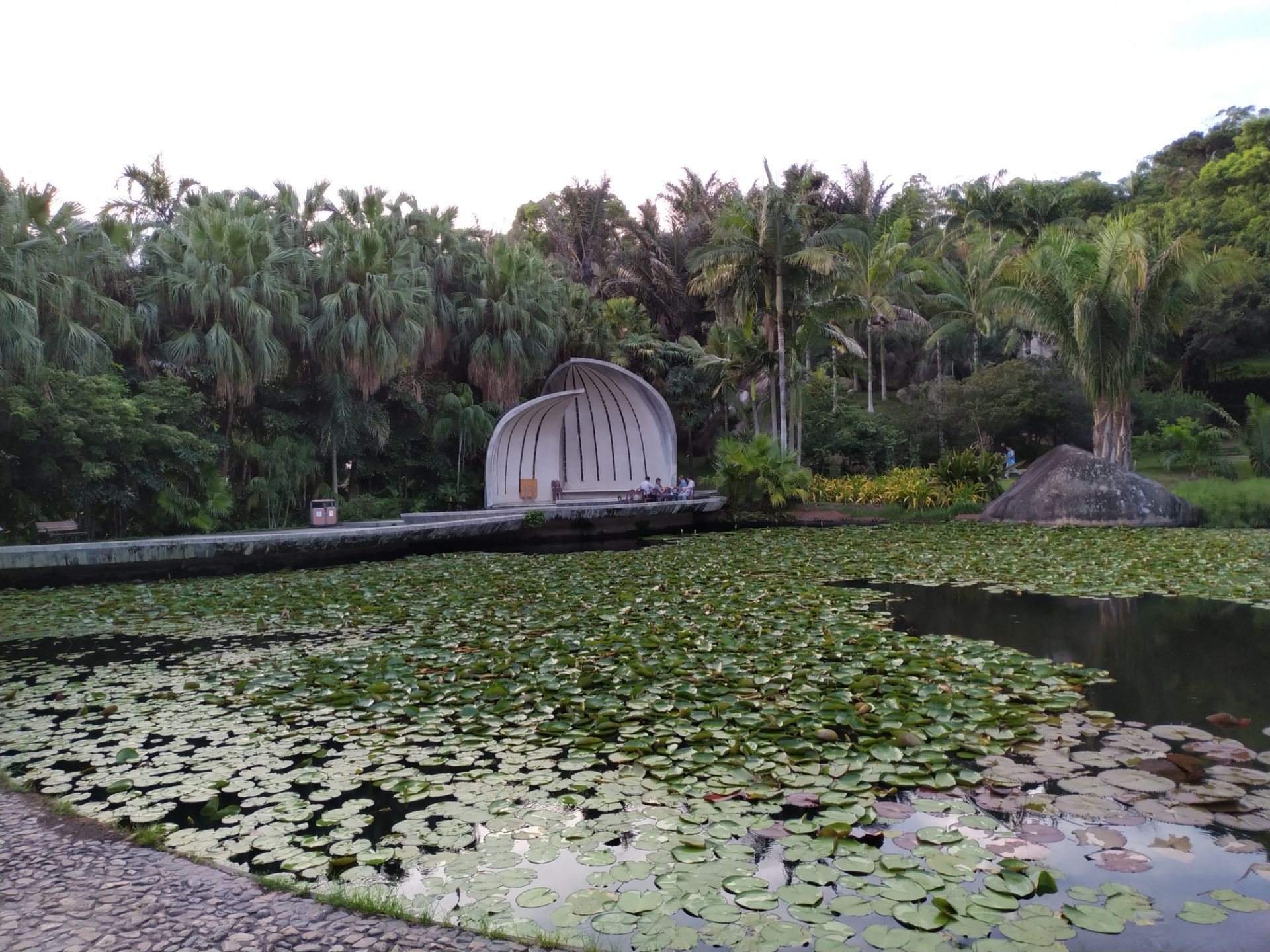 園林植物園地處廈門市本島東南隅的萬石山中,俗稱萬石植物園,植物園的