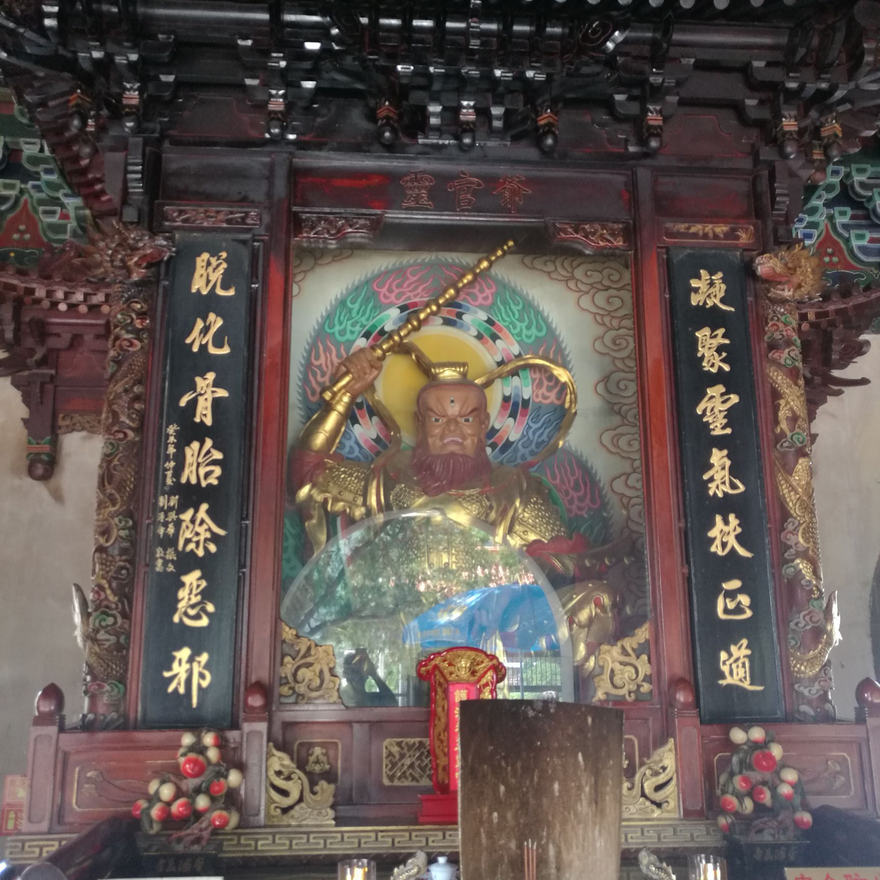 西安骊山上的老母殿承载着华夏民族古老的传说,相传女娲造人,所以人们