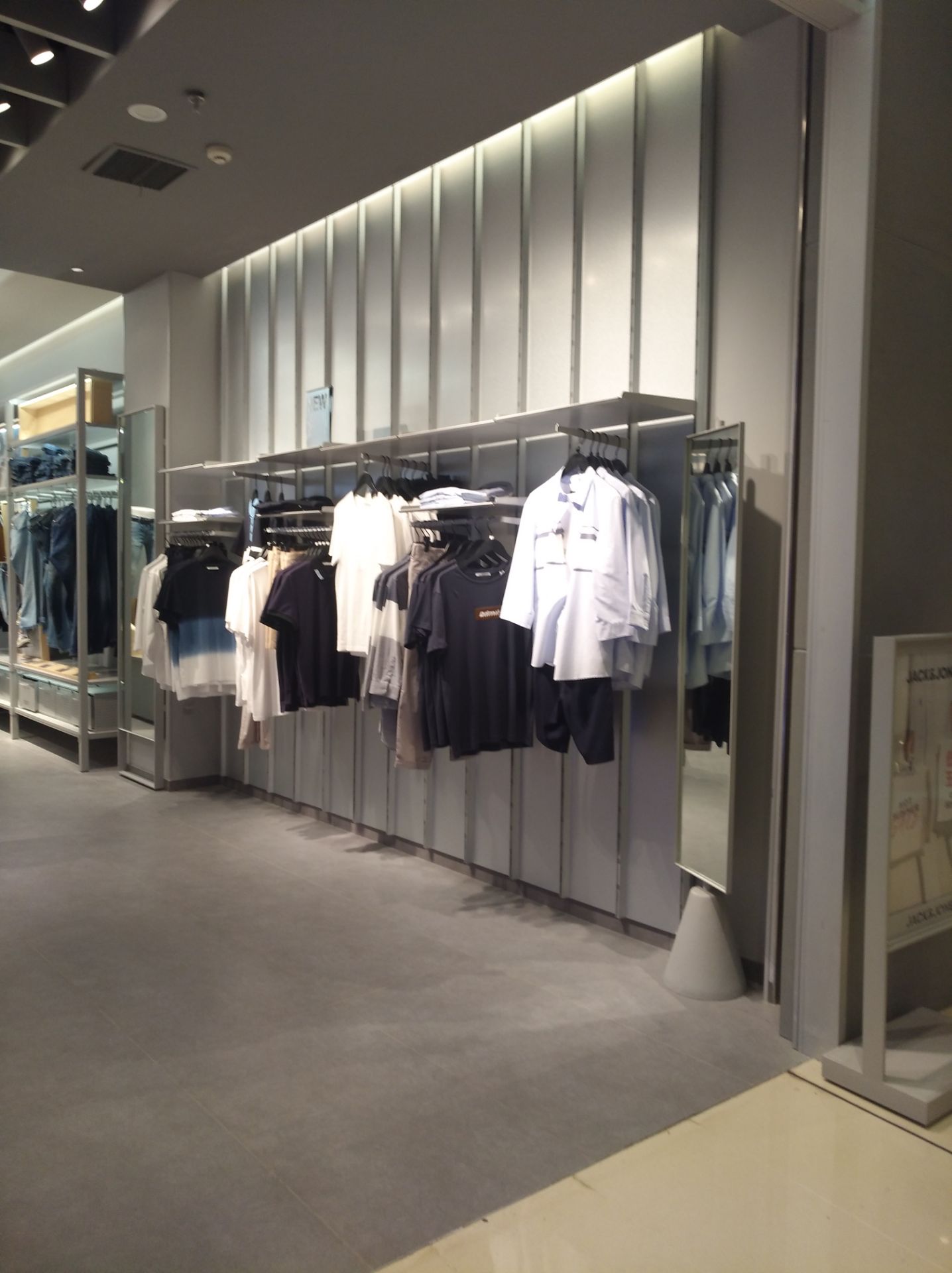 2023杰克琼斯(上海大悦城店)购物,.众的平民定位,在大悦城里.