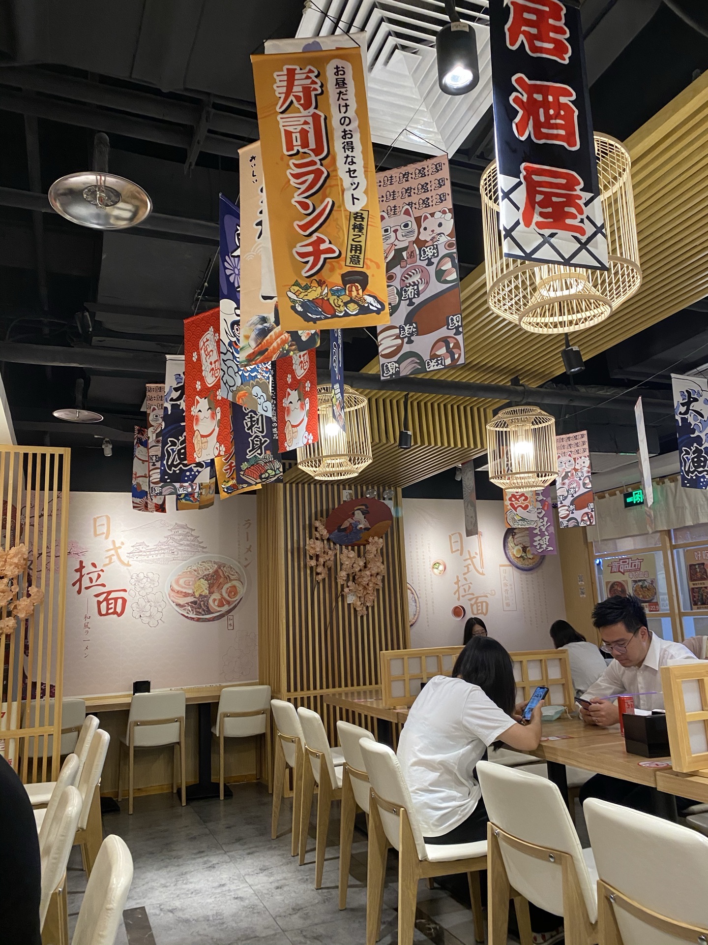 餐厅有各种口味的日本拉面味道正宗价格也很适中