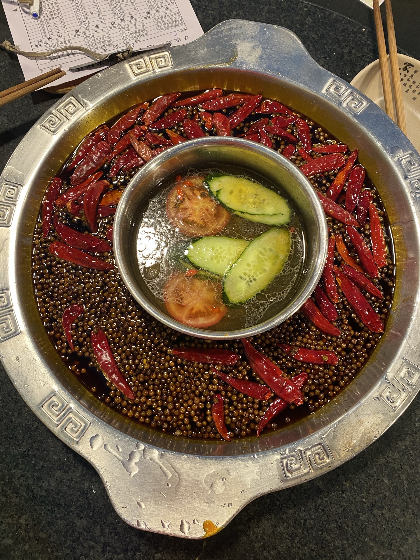 这家火锅的鸳鸯锅还是以拉锅为主,不辣的锅子比较小,然后上面都是花椒