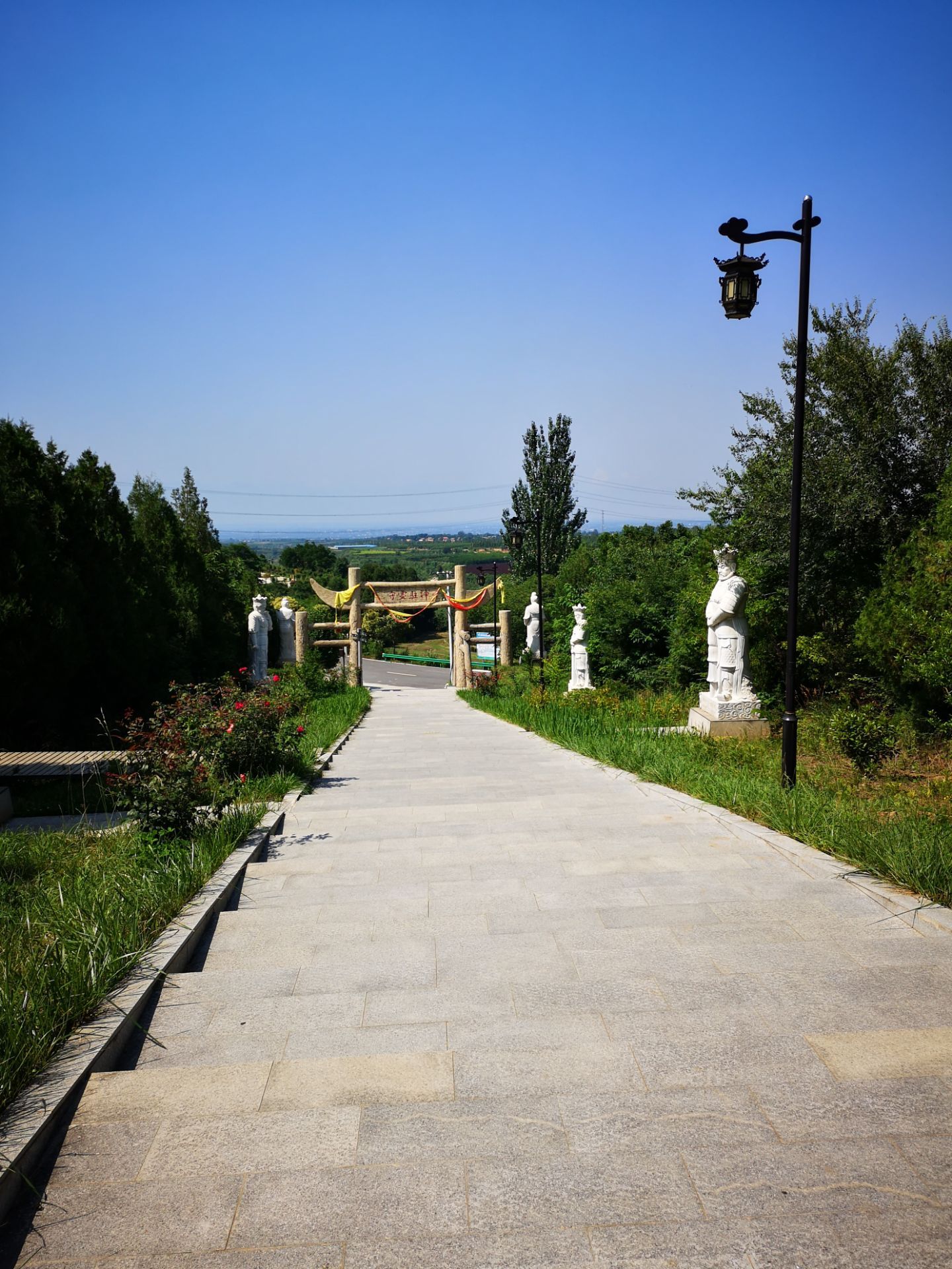 封神台神道位于陕西省宝鸡市扶风县南阳镇野河山景区内是通往姜子牙