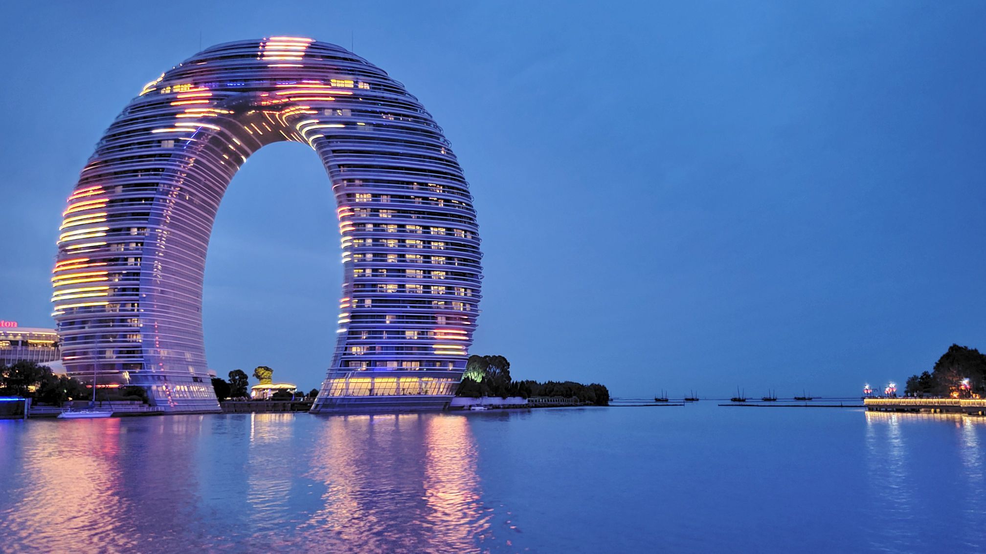 【携程攻略】湖州太湖月亮湾景点,湖州太湖夜景真真美如画,到处都是