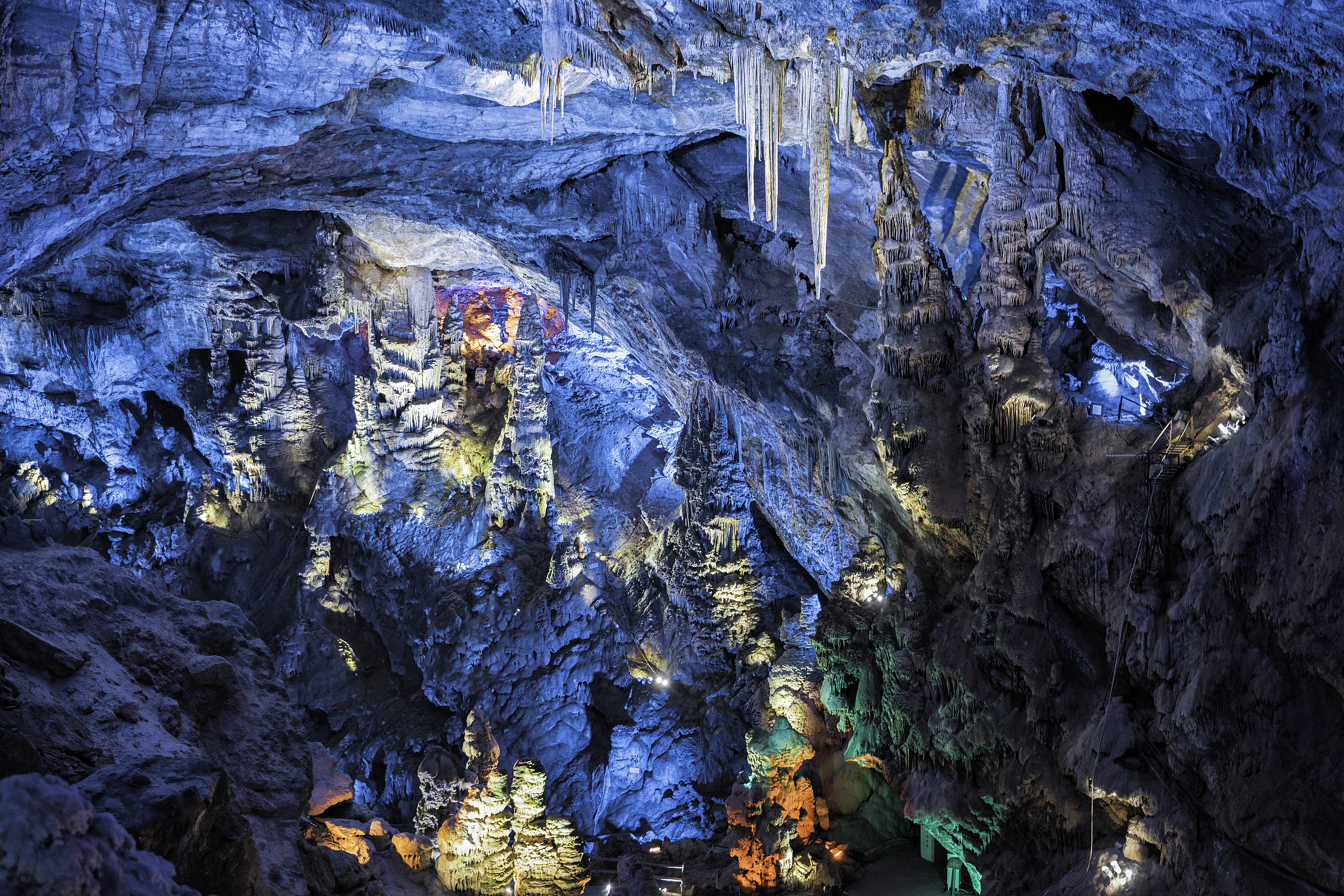 2-Day Longnan Tour: Exploring Longnan's History and Nature from Museum to Wanxiang Cave