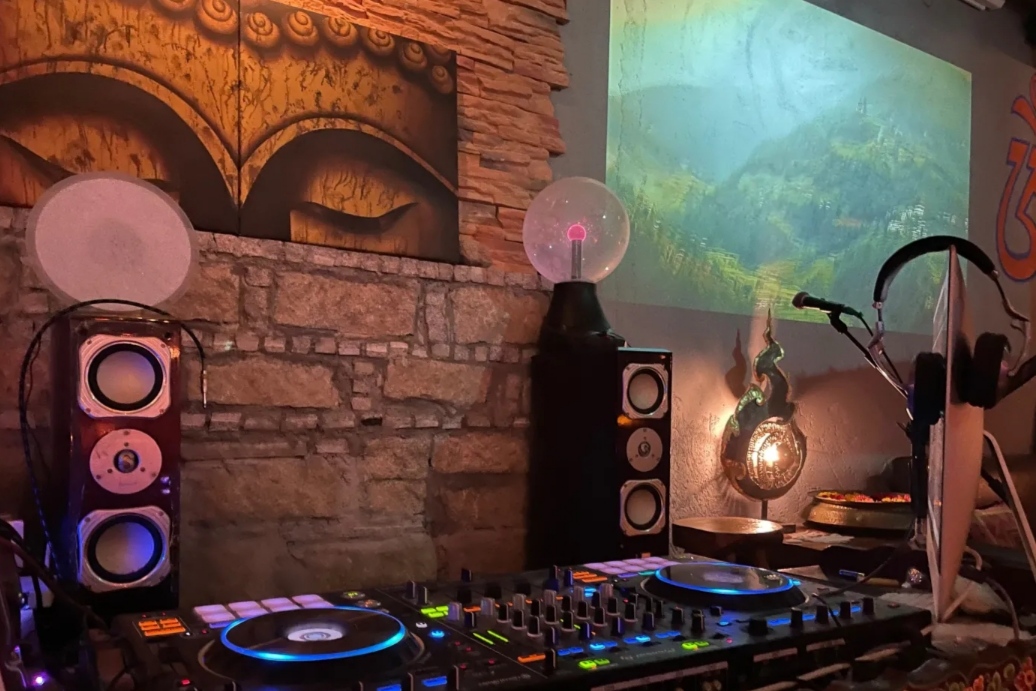 【携程攻略】景点,来到拉萨的游客,很多人都会慕名去矮房子酒吧小坐