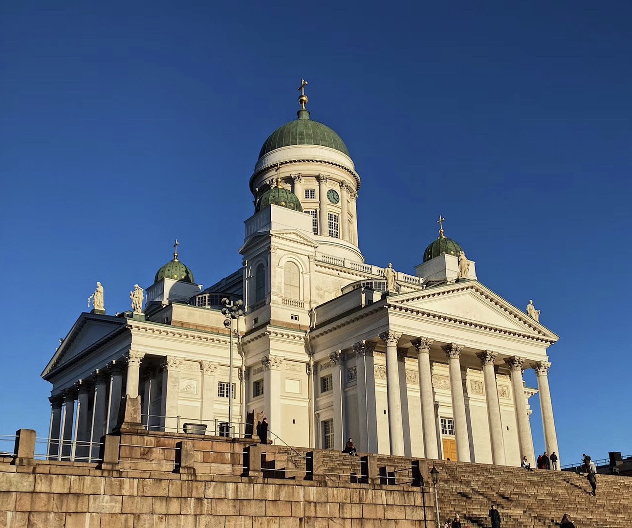 赫尔辛基市中心的岩石教堂又名坦佩利奥基奥教堂|岩石教堂|基奥|赫尔辛基_新浪新闻
