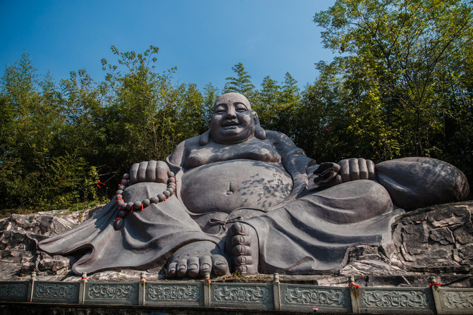 怪石,奇树,碧水,珍禽为紫蓬山的四大特色,在山顶还有一个三国时代就有