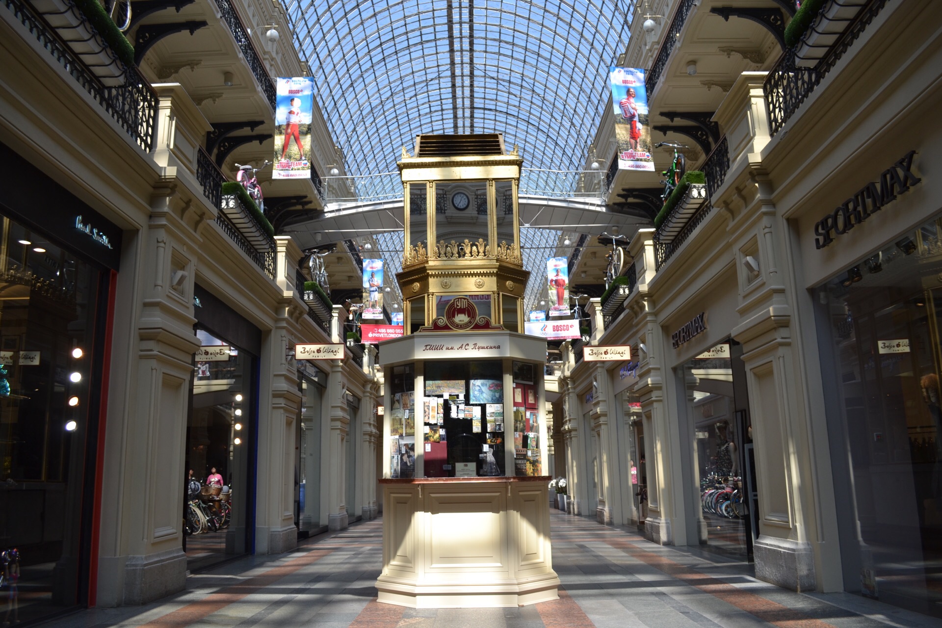 商场内的商品品种非常丰富,而且也有许多世界品牌的专卖店,价格与我们