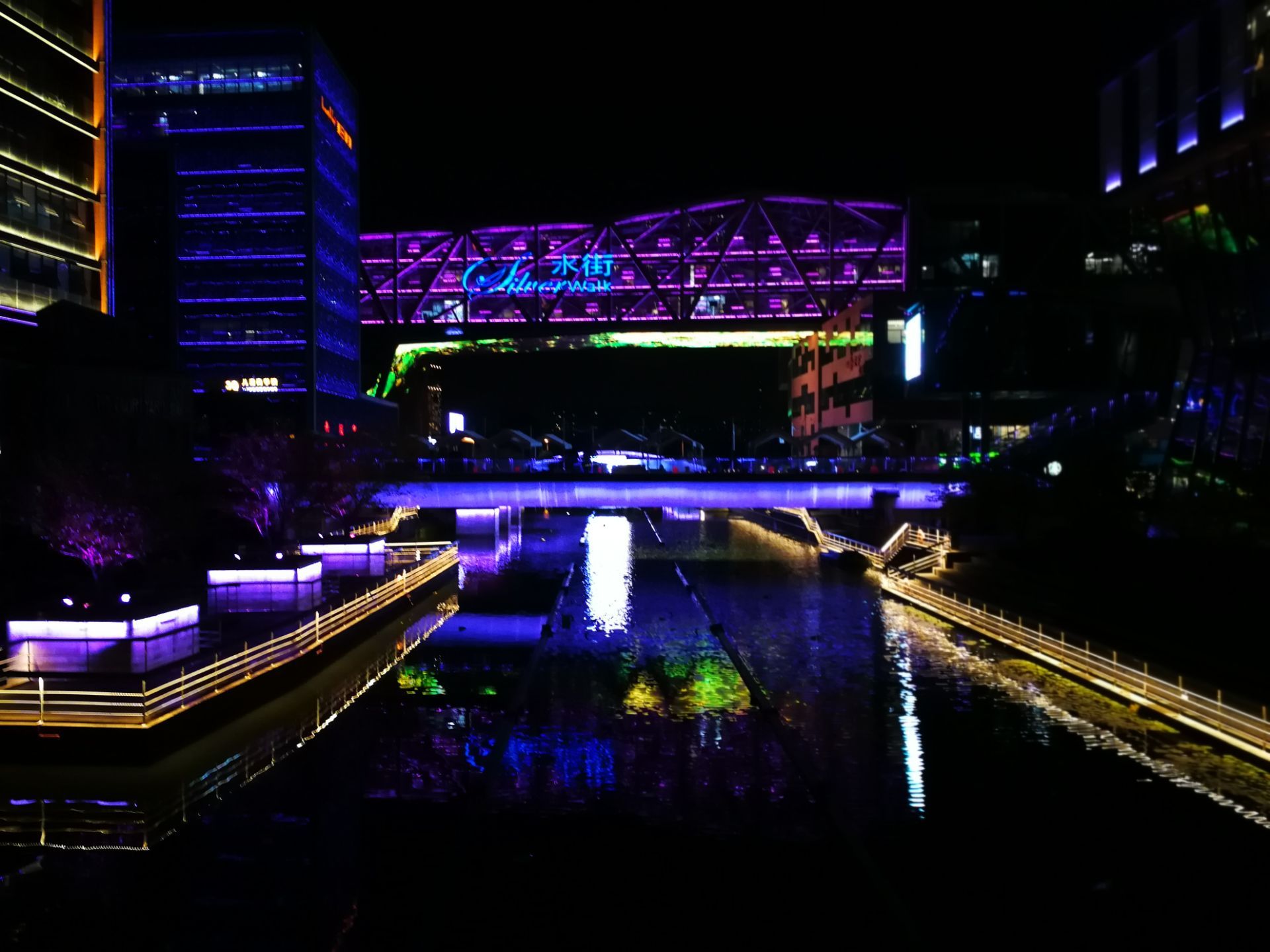 【携程攻略】宁波水街商业广场购物,晚间来到水街,附近高楼林立.