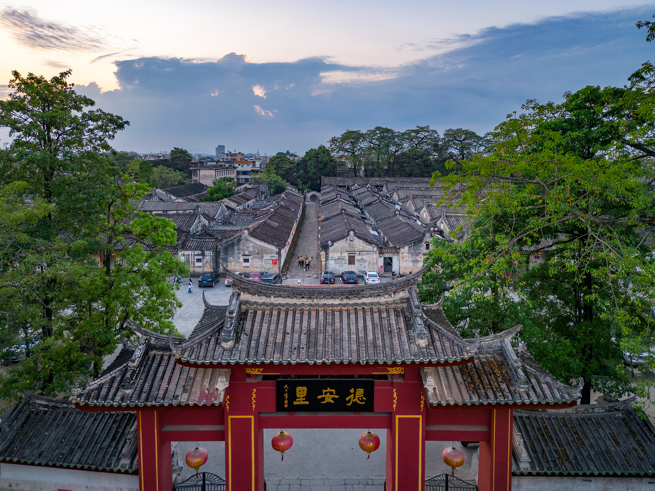 2-Day Jieyang Tour: Deanli Village and Jieyang Tower, Guangji Bridge and Huang Manzhai Waterfall