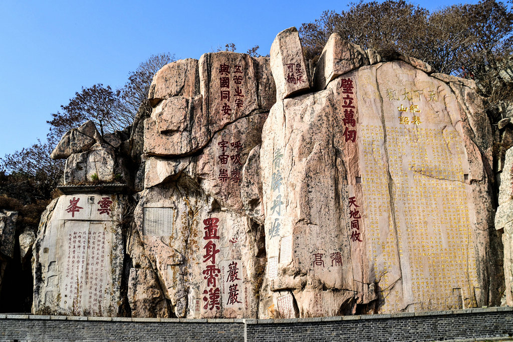 泰安值得游玩的景点有岱庙 泰安地下龙宫原泰山大裂谷十八盘 太阳部落