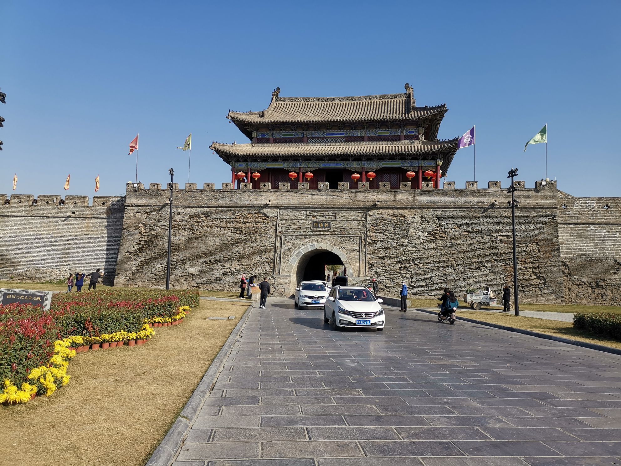 古城是明代的,但是在周朝宋国等都城遗址上重新修建的.