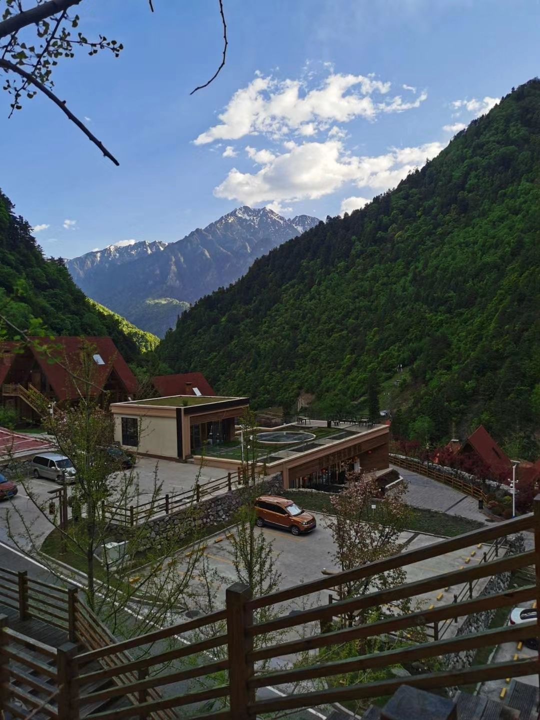 古尔沟华美达温泉度假酒店位于景色秀丽的古尔沟米亚罗风景观光带区域