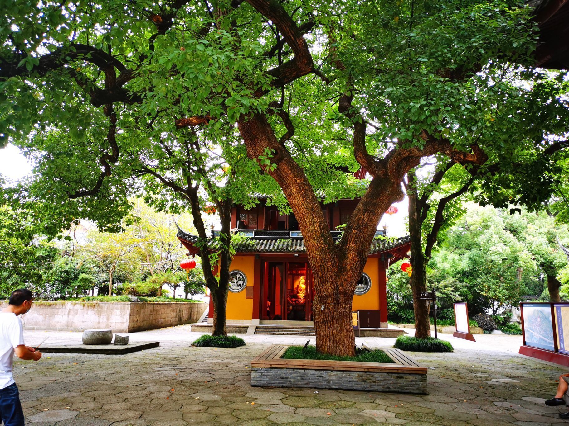 【携程攻略】杭州南屏晚钟景点,景点名:净慈寺 地址:南山路56号 交通