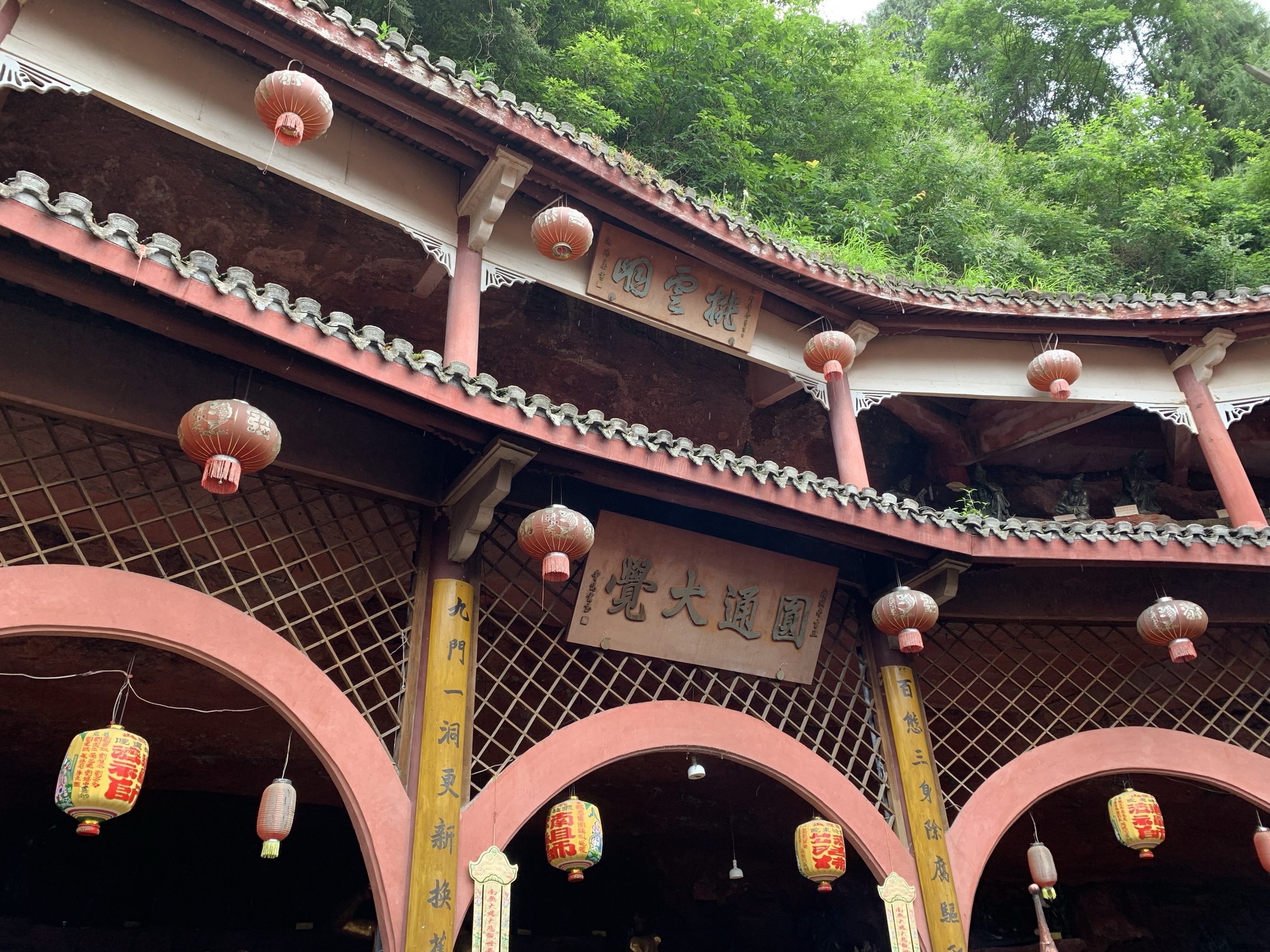 在赤城山半山腰上有济公东院和济公西院