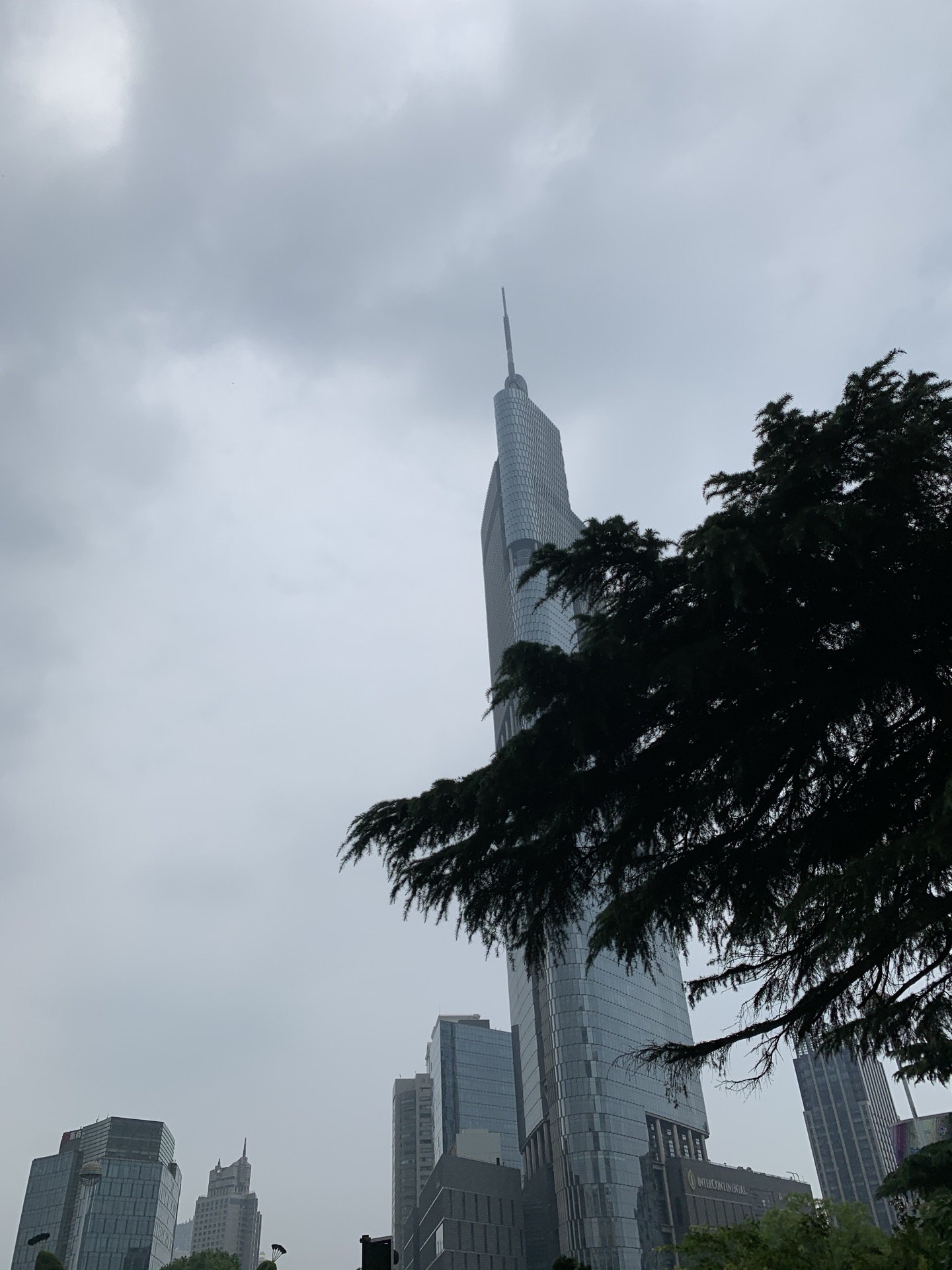 南京紫峰大厦背后的故事：中国人投资建设，却由美国人设计 - 知乎