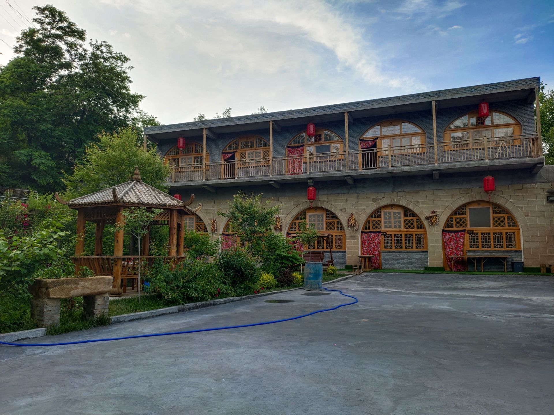 店面规模较大能同时接纳上百人就餐主打陕北特色小吃