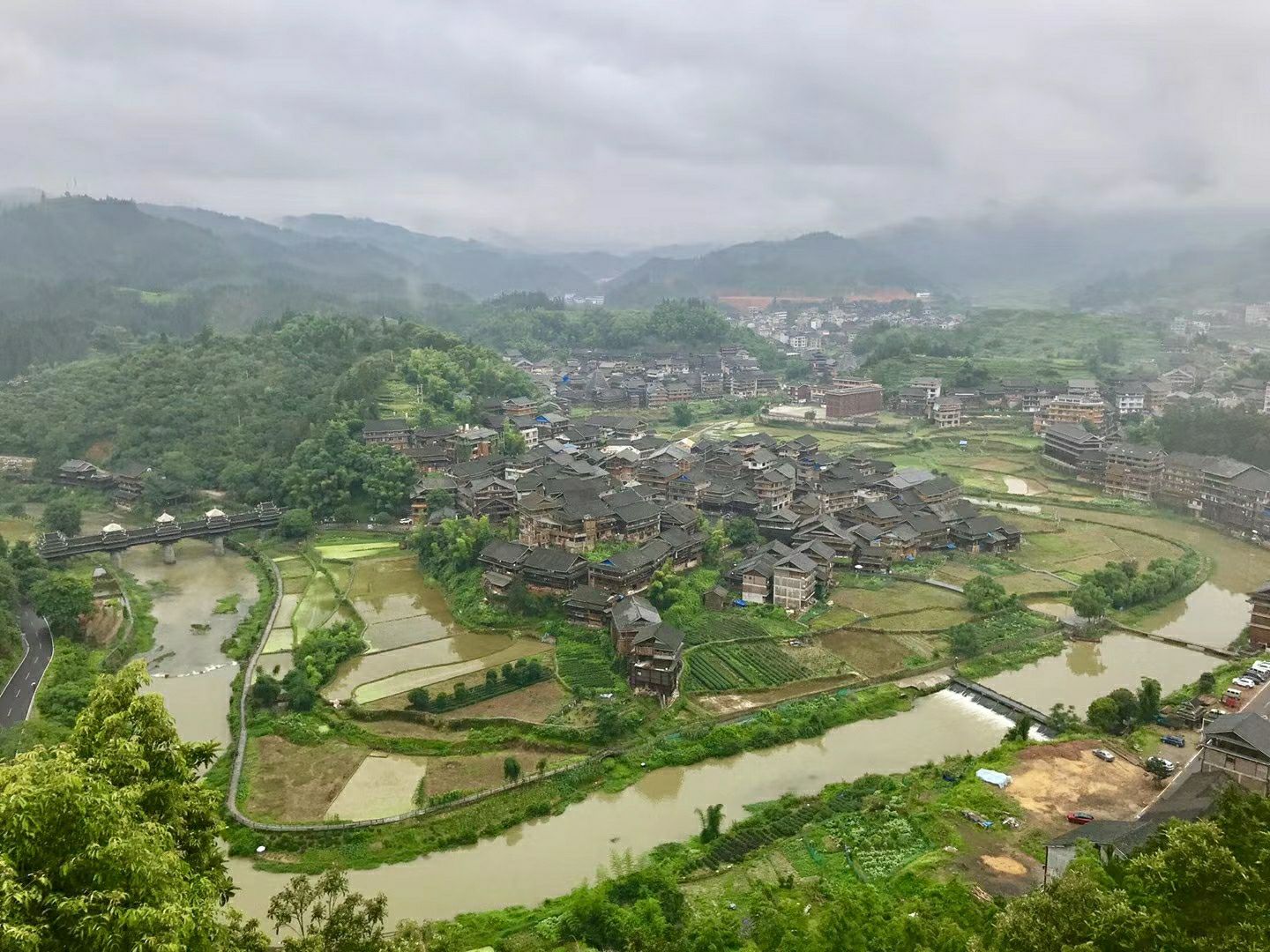 【携程攻略】禹州大鸿寨风景区景点,秋天的大鸿寨有着漫山遍野的红叶，吸引着四面八方游客们的到来。