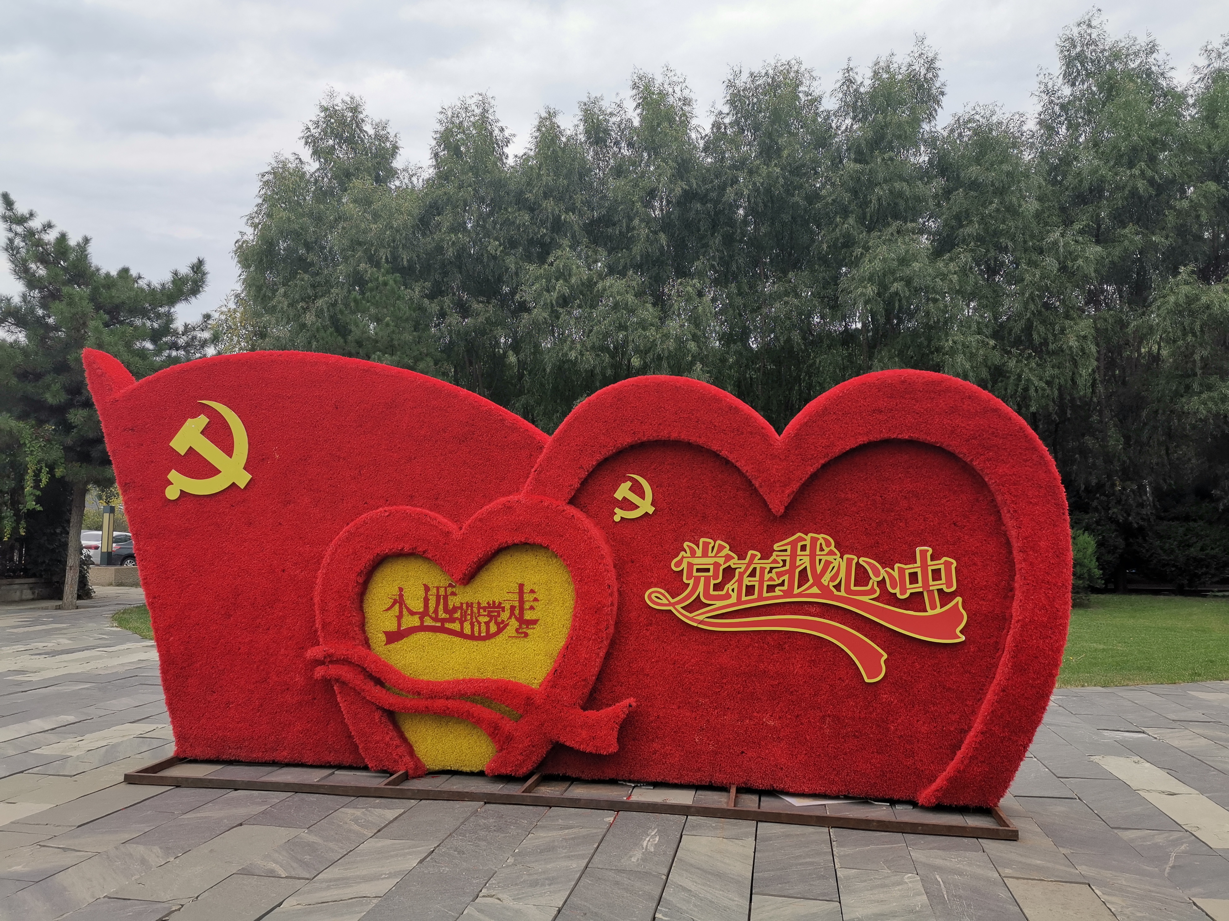 周边也有很多鲜花种植,最主要的景点就是稻香门,党徽广场和展览