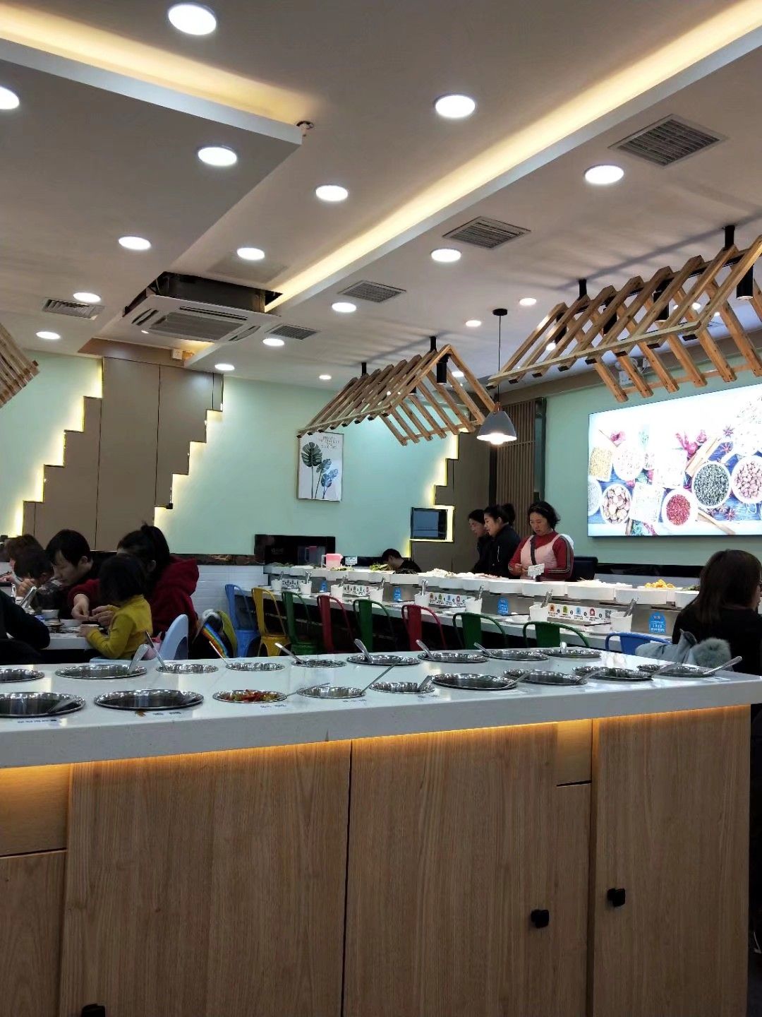 咕叽咕叽自助旋转小火锅生意还是很不错的,一旦到了饭点都是坐无缺席