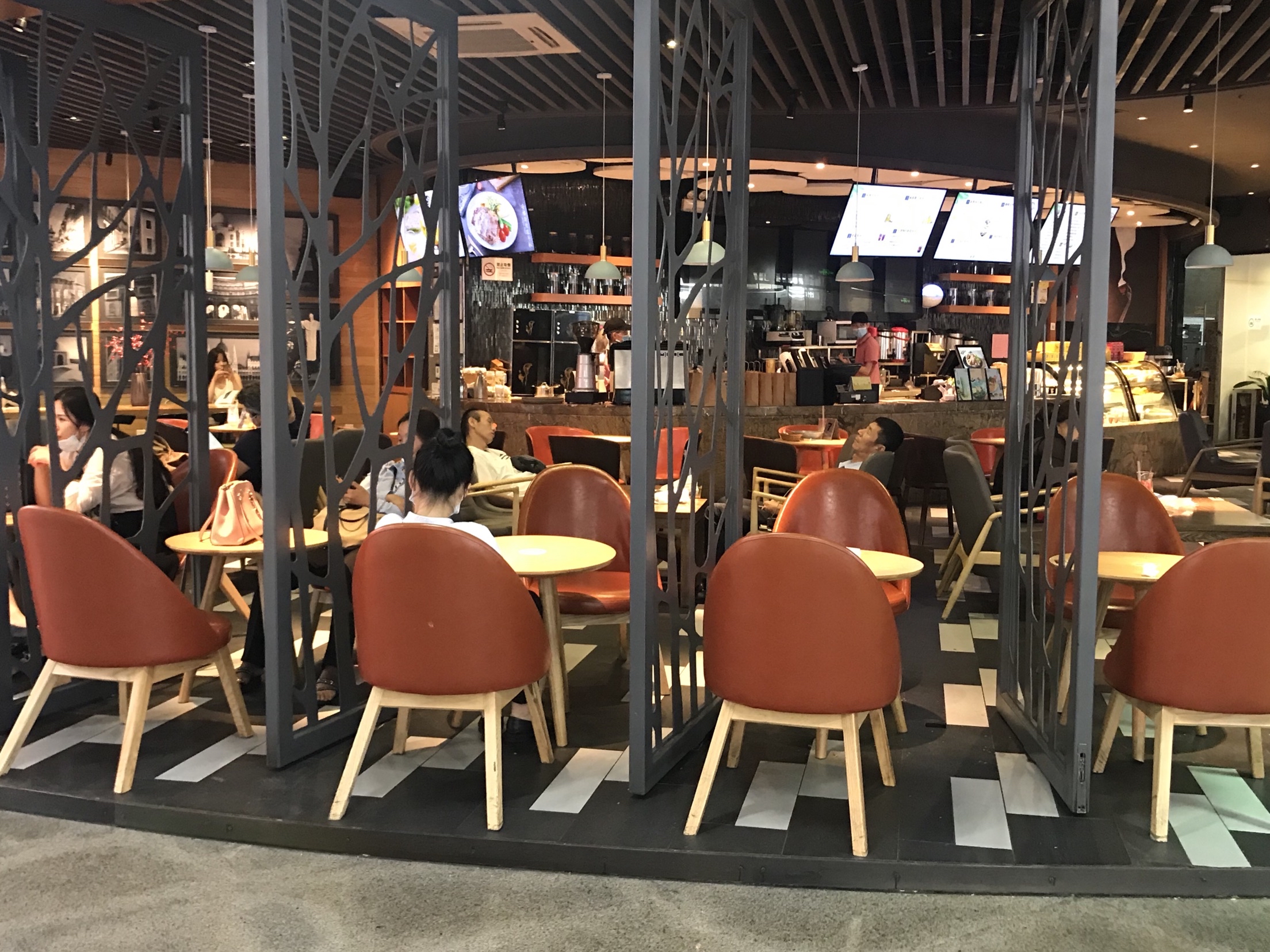 2022momo喜多(连城新天地店)美食餐厅,.外面的面包屋有人排队在买.