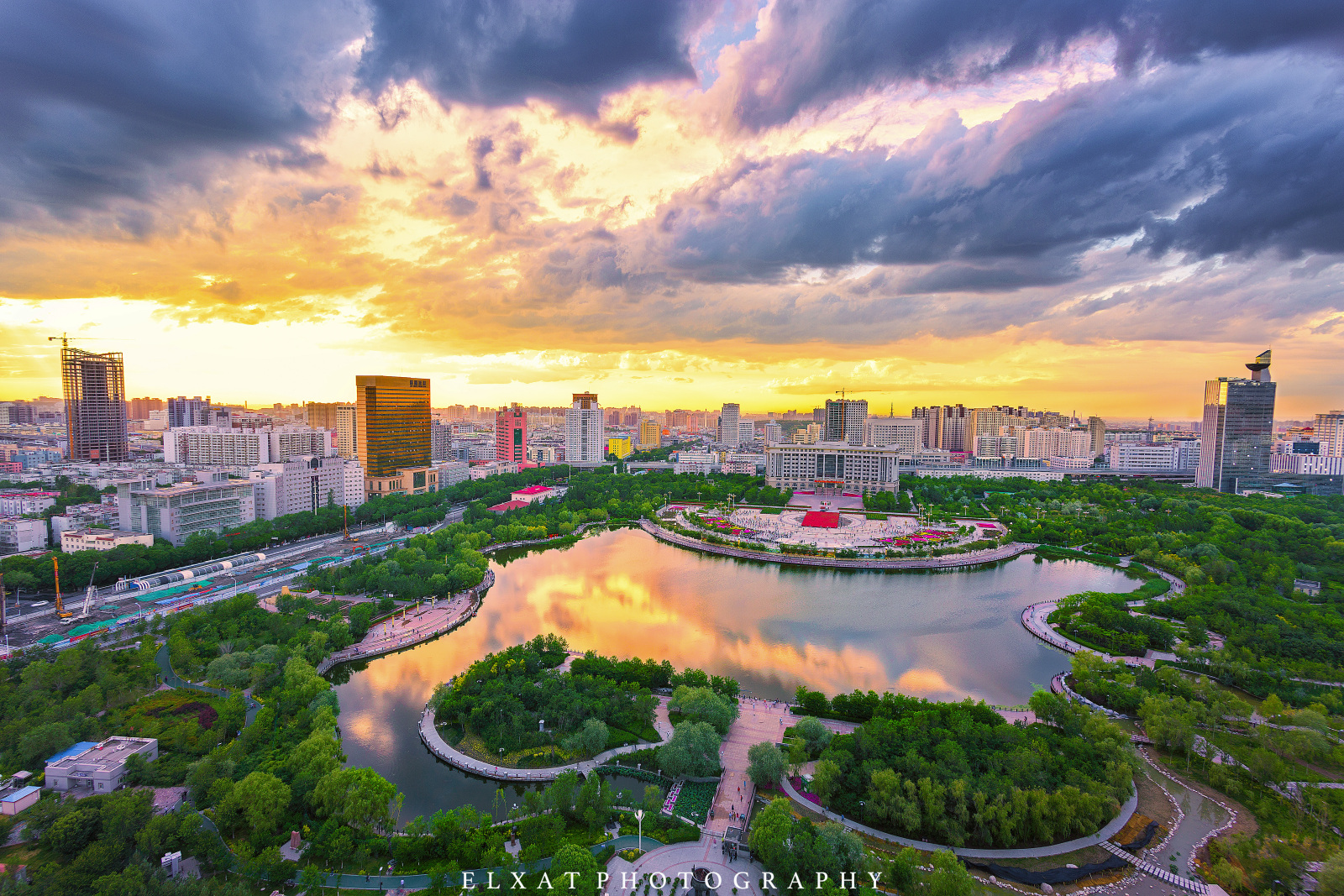 太阳宫公园颇具特色的“龙形水系”水景区