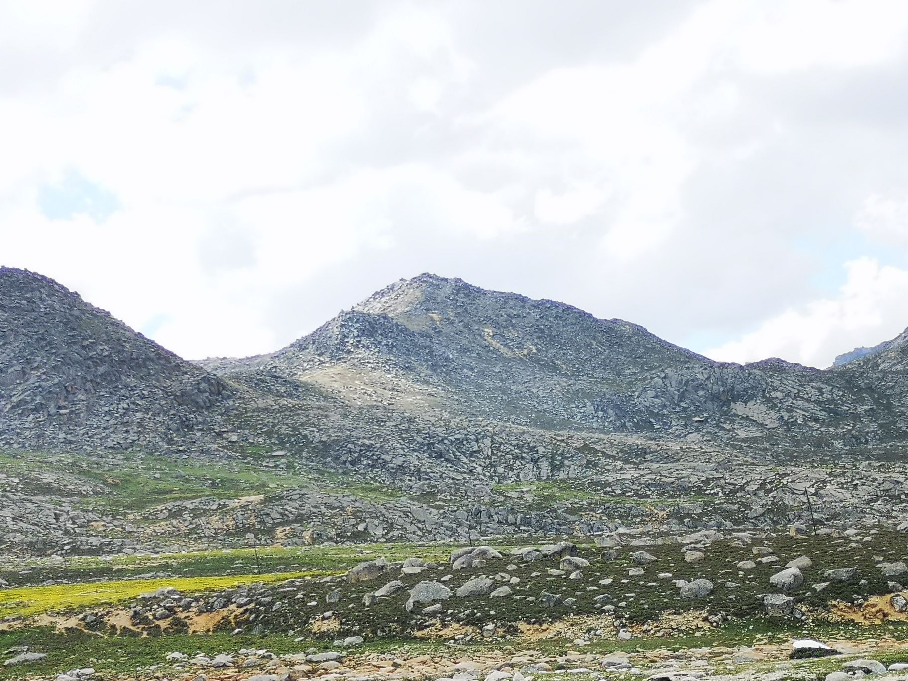 【携程攻略】理塘铁匠山垭口景点,铁匠山垭口是从理塘到喇叭垭乡,然日