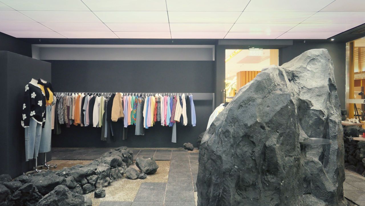 3c线下实体店,比较有趣的事,这家店做成了艺术展风格的展示厅,分好几