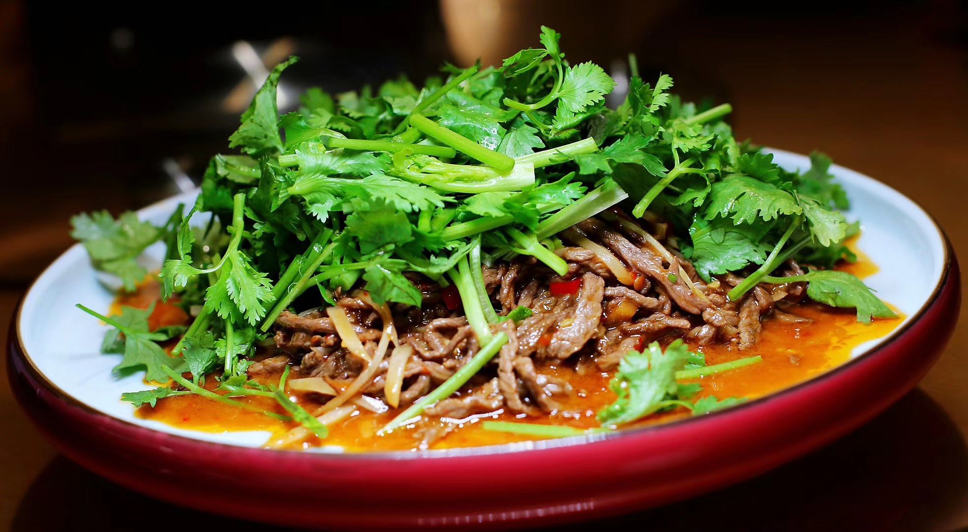 钵钵鸡,干煸肥肠,干锅猪手,跳水鲈鱼口味菜居多,子姜牛肉丝是我念念不