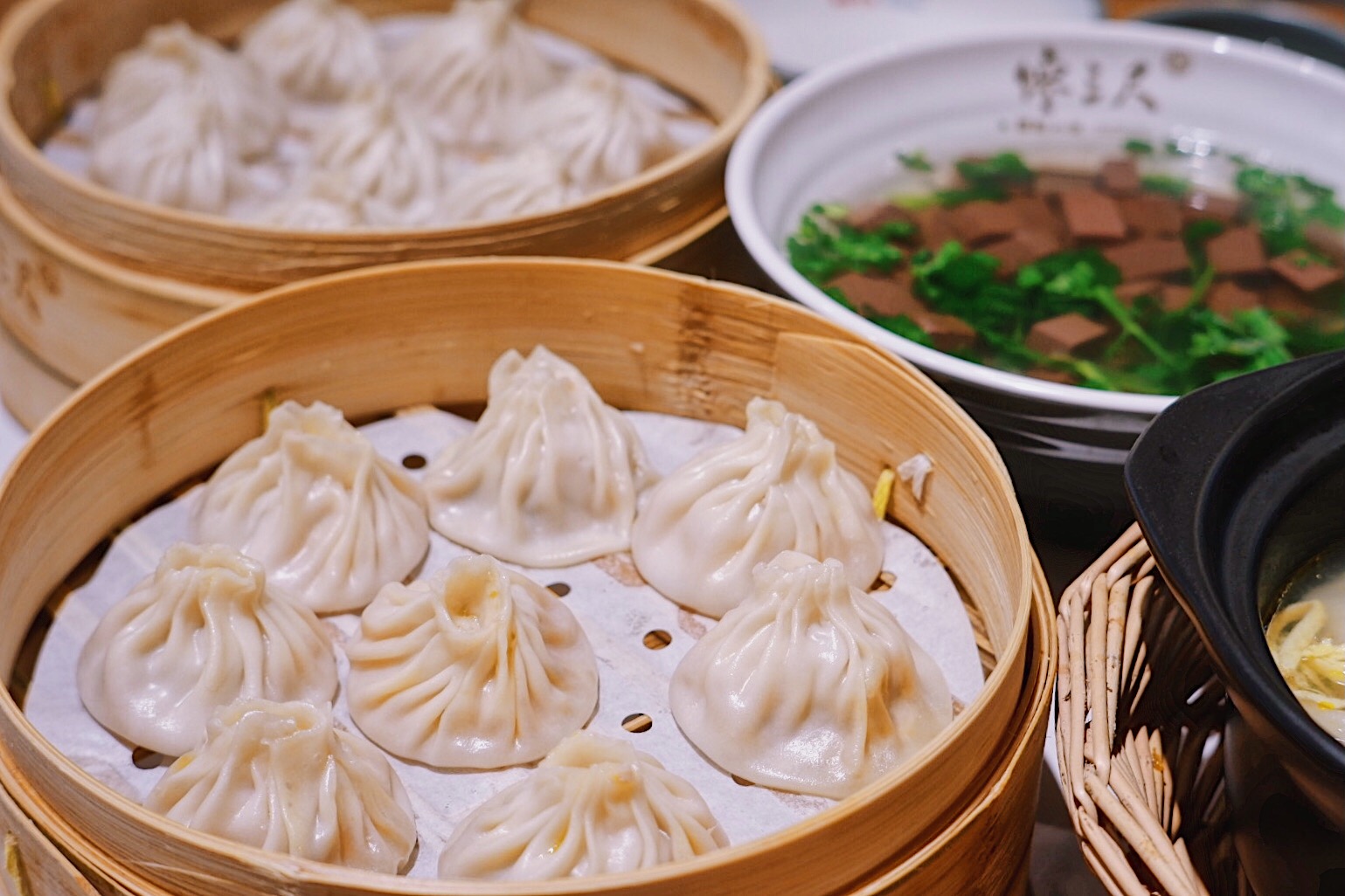 【携程美食林】上海馋三尺蟹粉小笼(南京东路店)餐馆,一大早就出门的