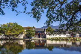 2-Day Huangshan Scenic Area & Hongcun Tour: Discover Huangshan's Unique Peaks, Hongcun's Picturesque Scenery