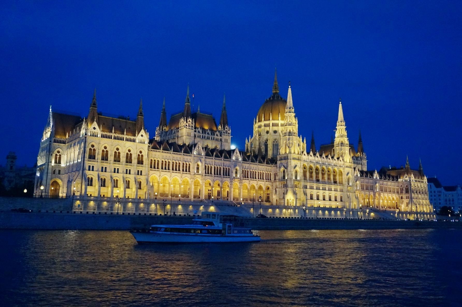 匈牙利“百年古桥”，横跨蓝色多瑙河上，成为布达佩斯最美地标|匈牙利|古桥|布达佩斯_新浪新闻
