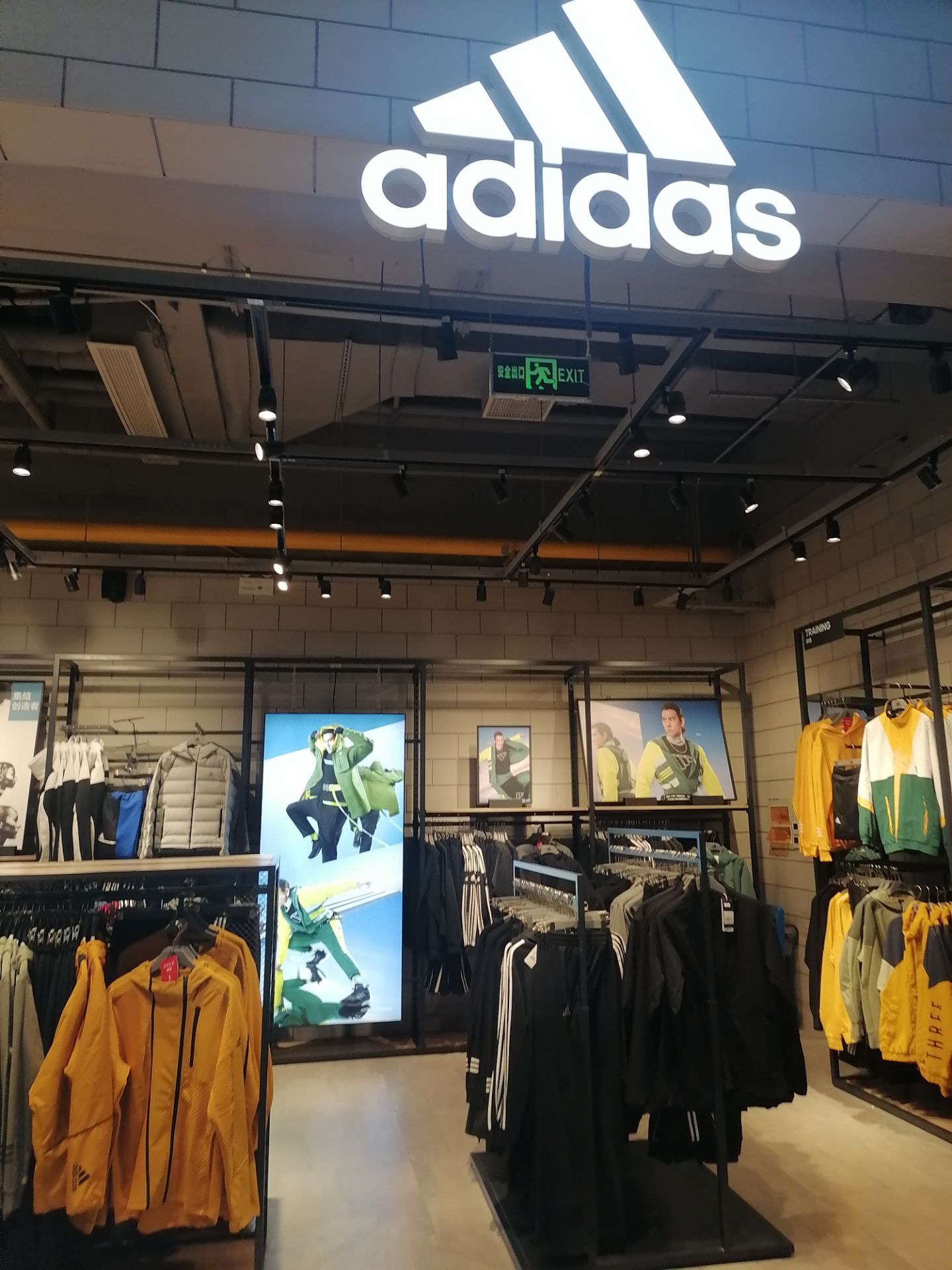 泉州阿迪达斯工厂店图片