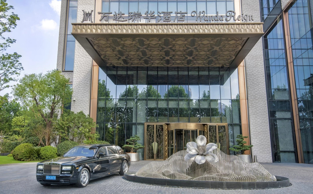 上海万达瑞华酒店坐落于闻名遐迩的上海外滩中山东二路,紧邻黄浦江畔