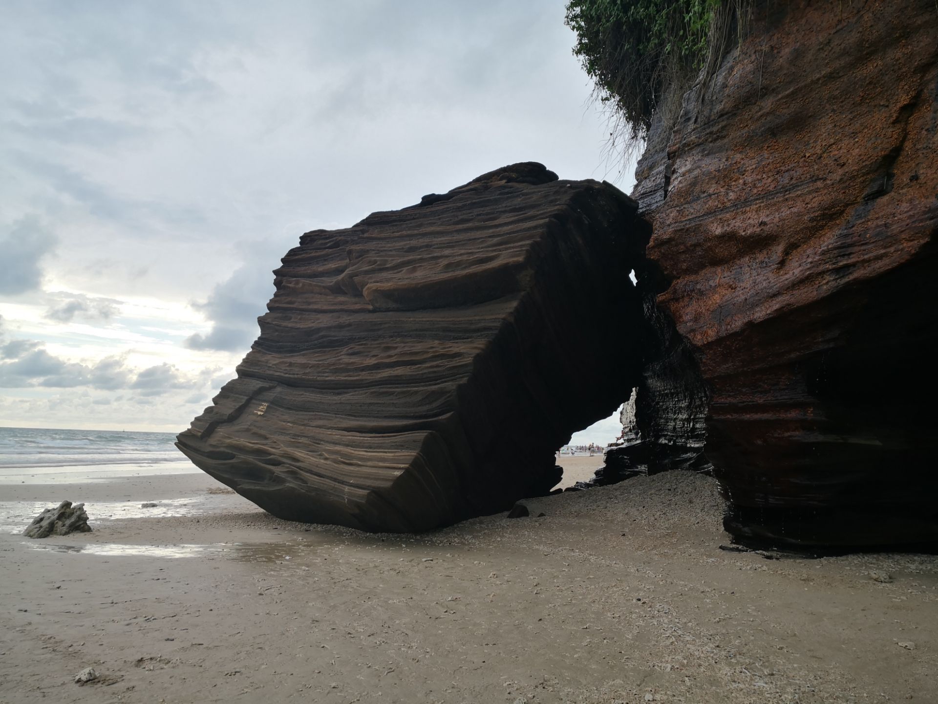 【携程攻略】涠洲岛滴水丹屏景点,会滴水的岩石,非常适合拍照.