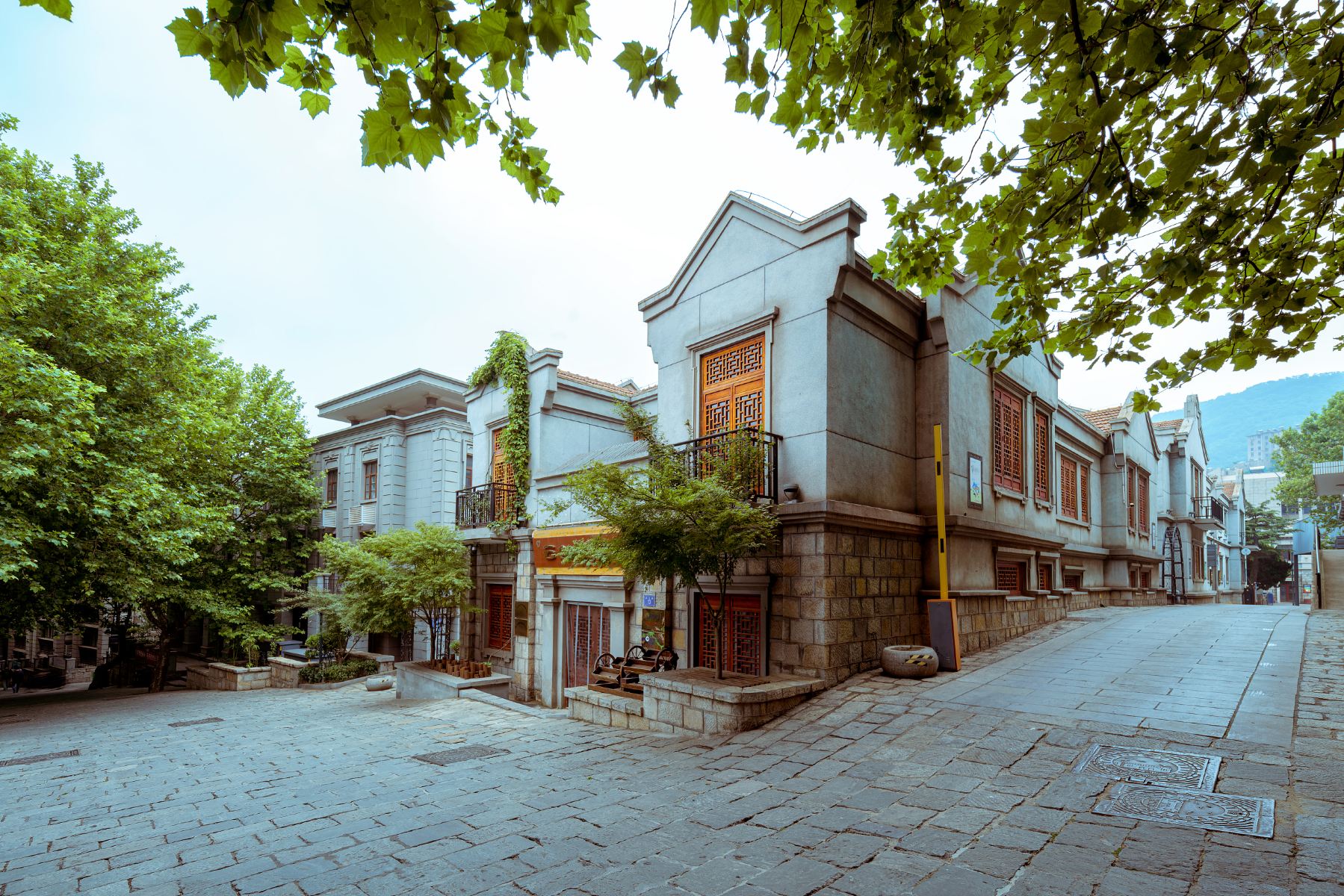 老街位于江苏省连云港市连云区连云街道,又称"连云老街","连云古镇"