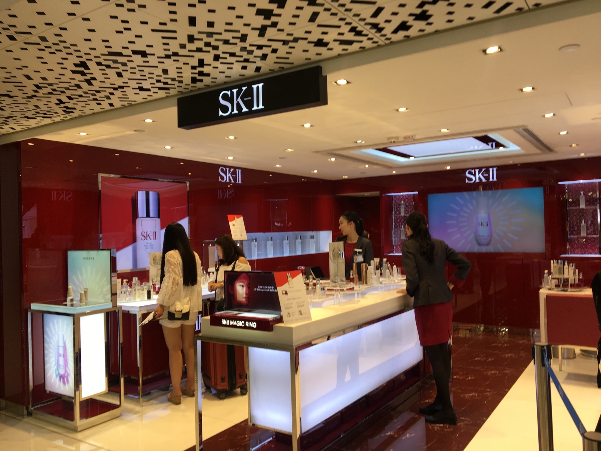 专柜不如铜锣湾那家店的那么多skii在这里就是绝对的主角了再说大红的