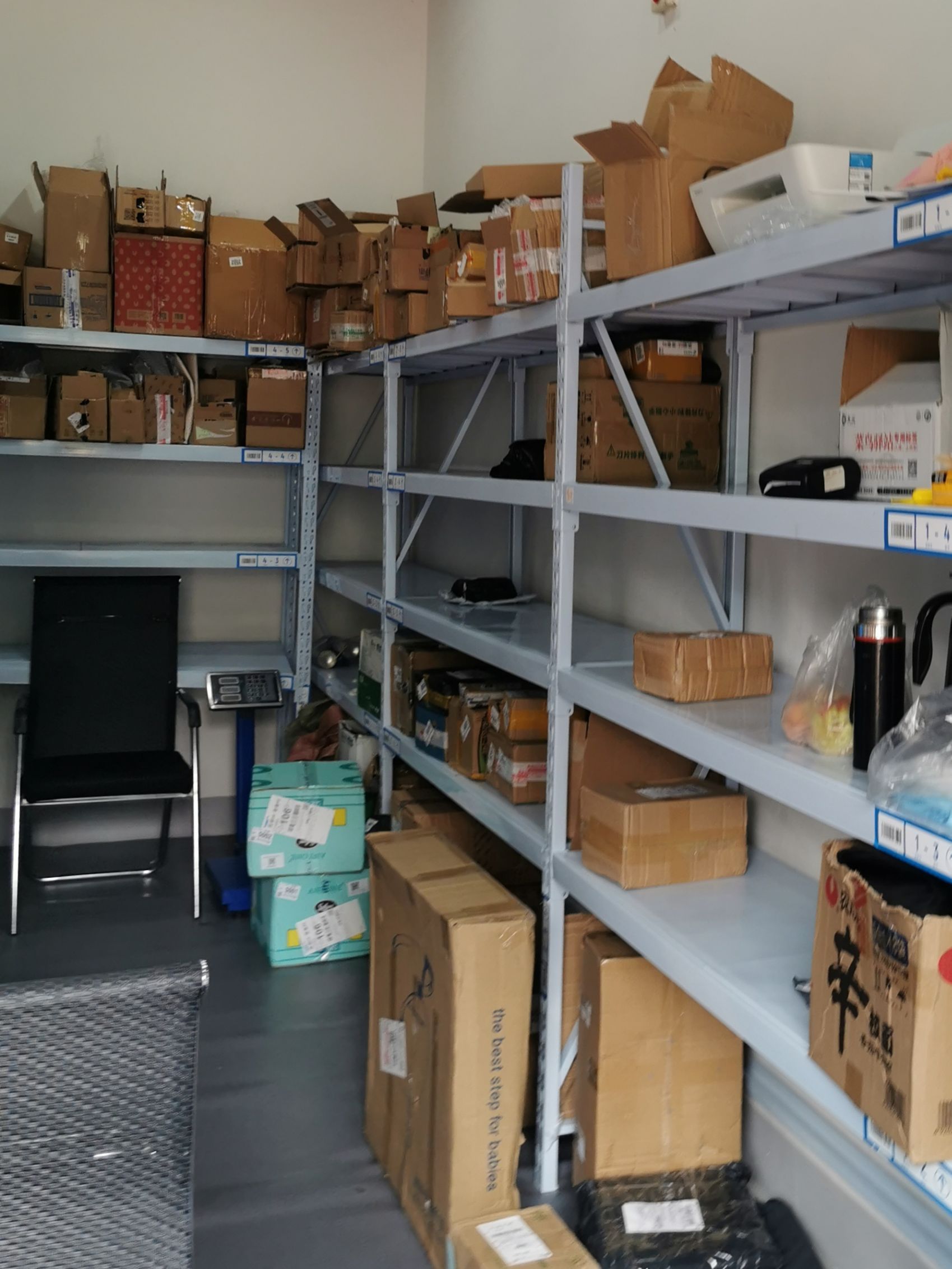 2023菜鸟驿站(全家大康路店)购物,这家面积不大,货架摆放整齐.