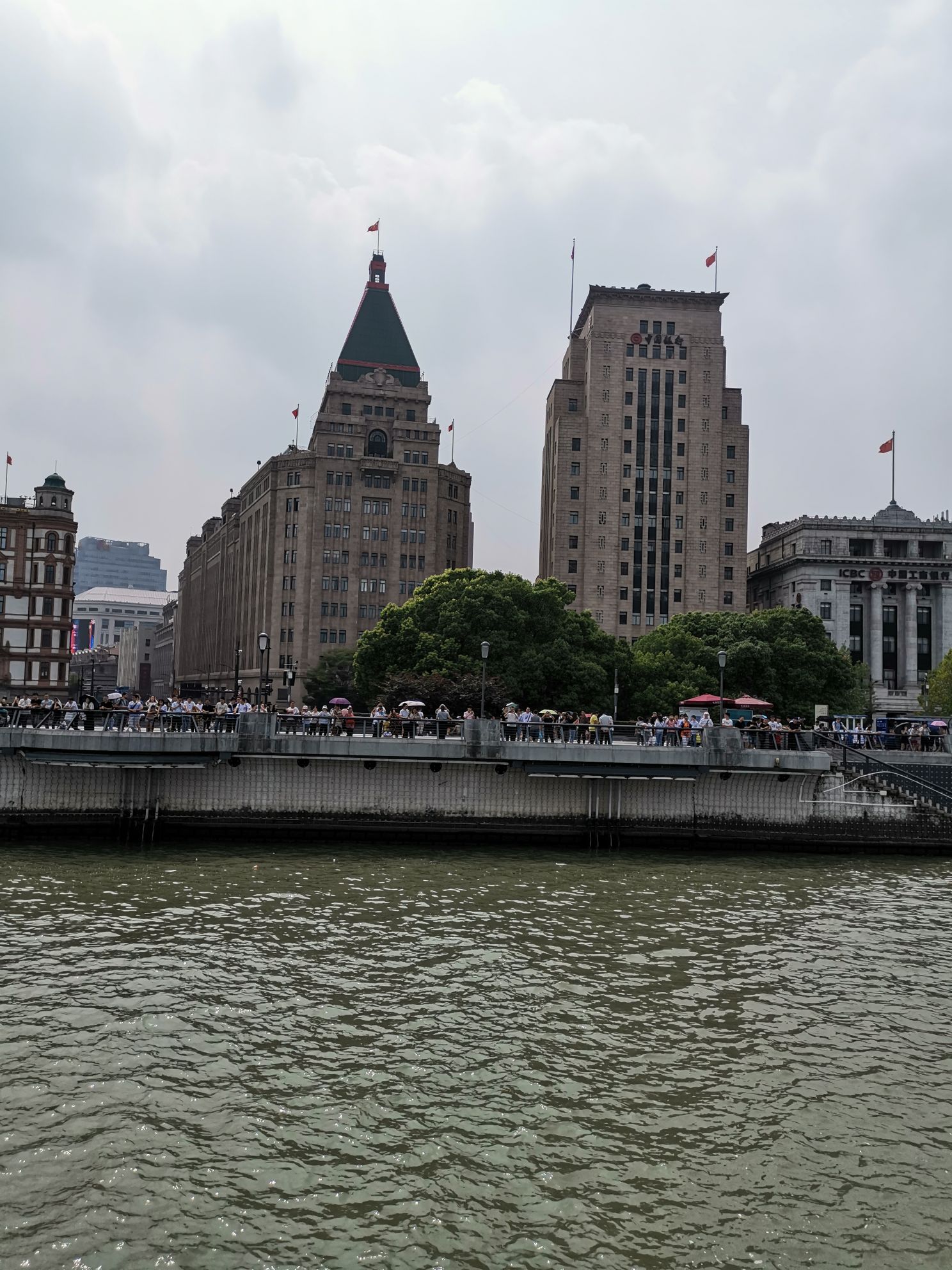 上海的外滩是黄浦江畔最驰名中外的景点,见证历史上百年上海的风云变