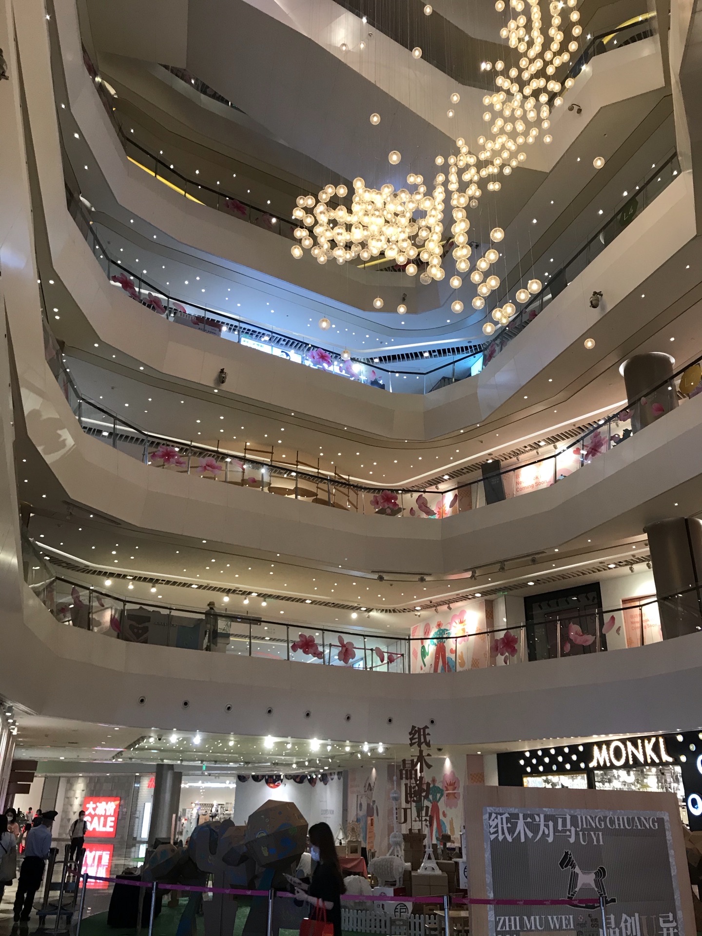 落在市中心的静安寺商圈地铁静安寺站有直接通往晶品购物中心的通道